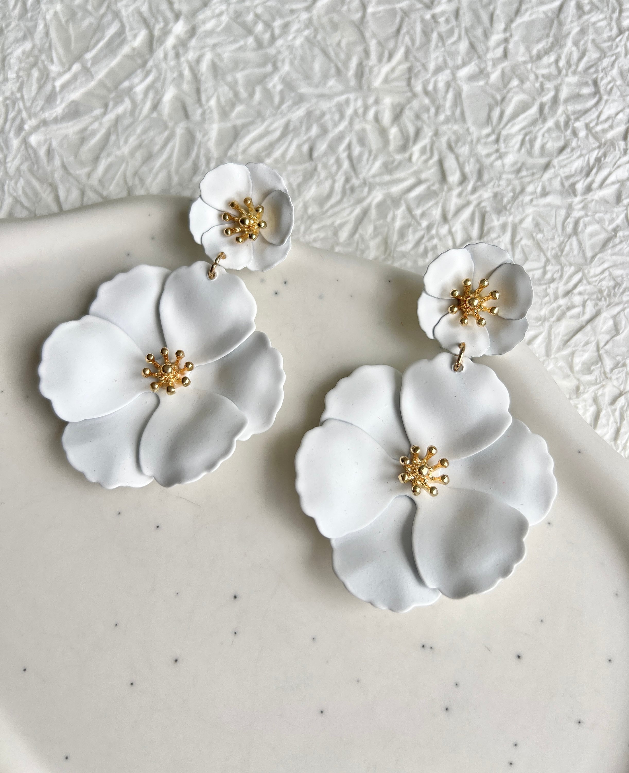 Ohrringe Braut, weiß und gold, große Couture Blüten, Hängeohrringe, Brautschmuck, Brautohrringe,-Ohrringe-Schmuckblüte