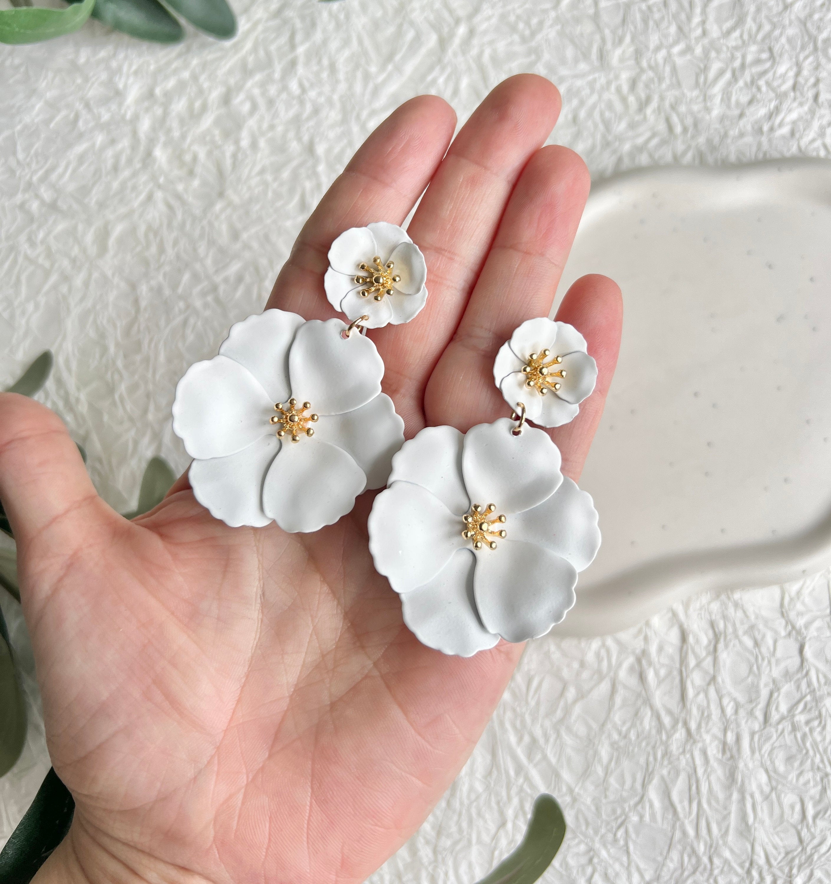 Ohrringe Braut, weiß und gold, große Couture Blüten, Hängeohrringe, Brautschmuck, Brautohrringe,-Ohrringe-Schmuckblüte