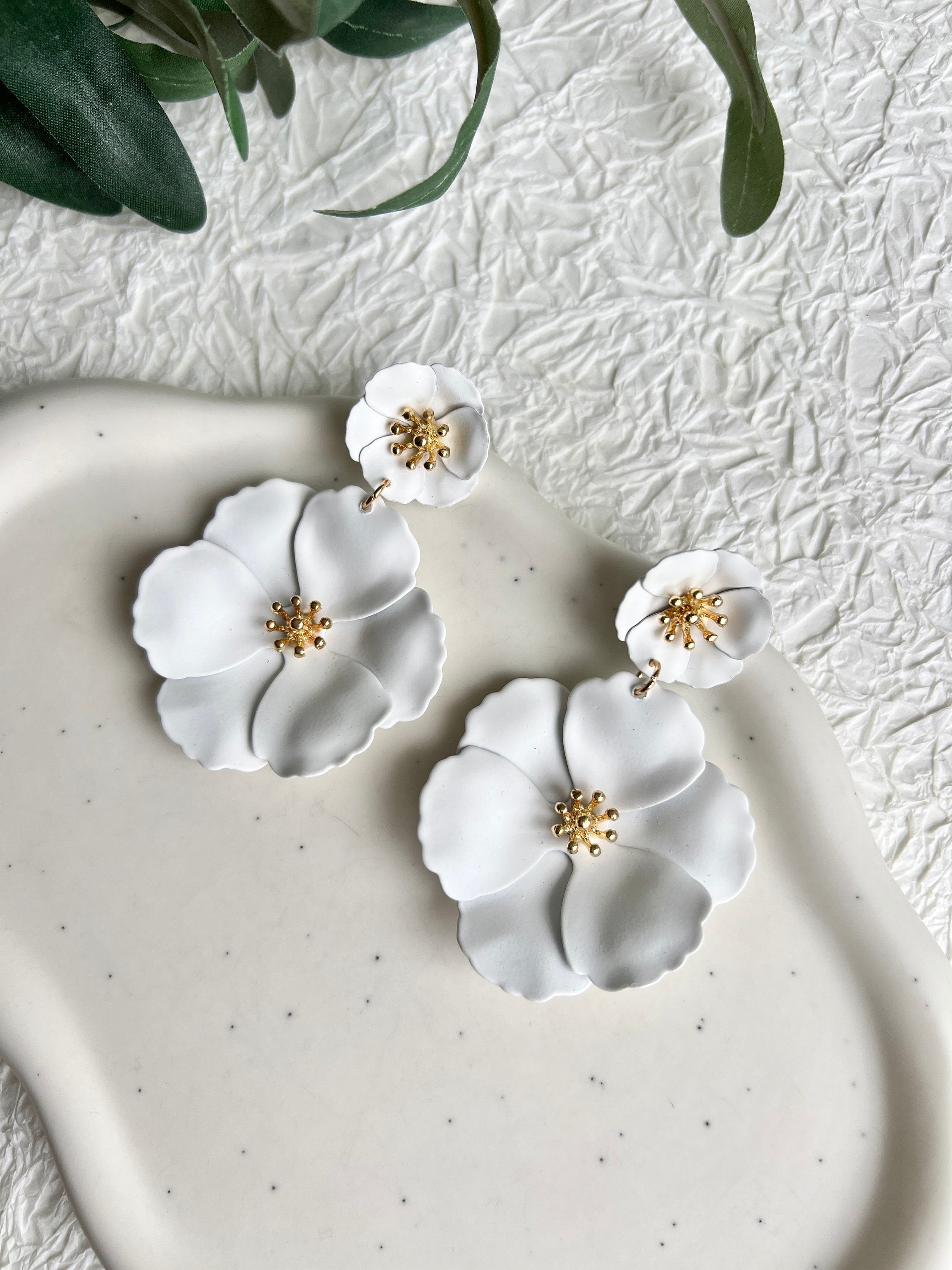 Ohrringe Braut, weiß und gold, große Couture Blüten, Hängeohrringe, Brautschmuck, Brautohrringe,-Ohrringe-Schmuckblüte