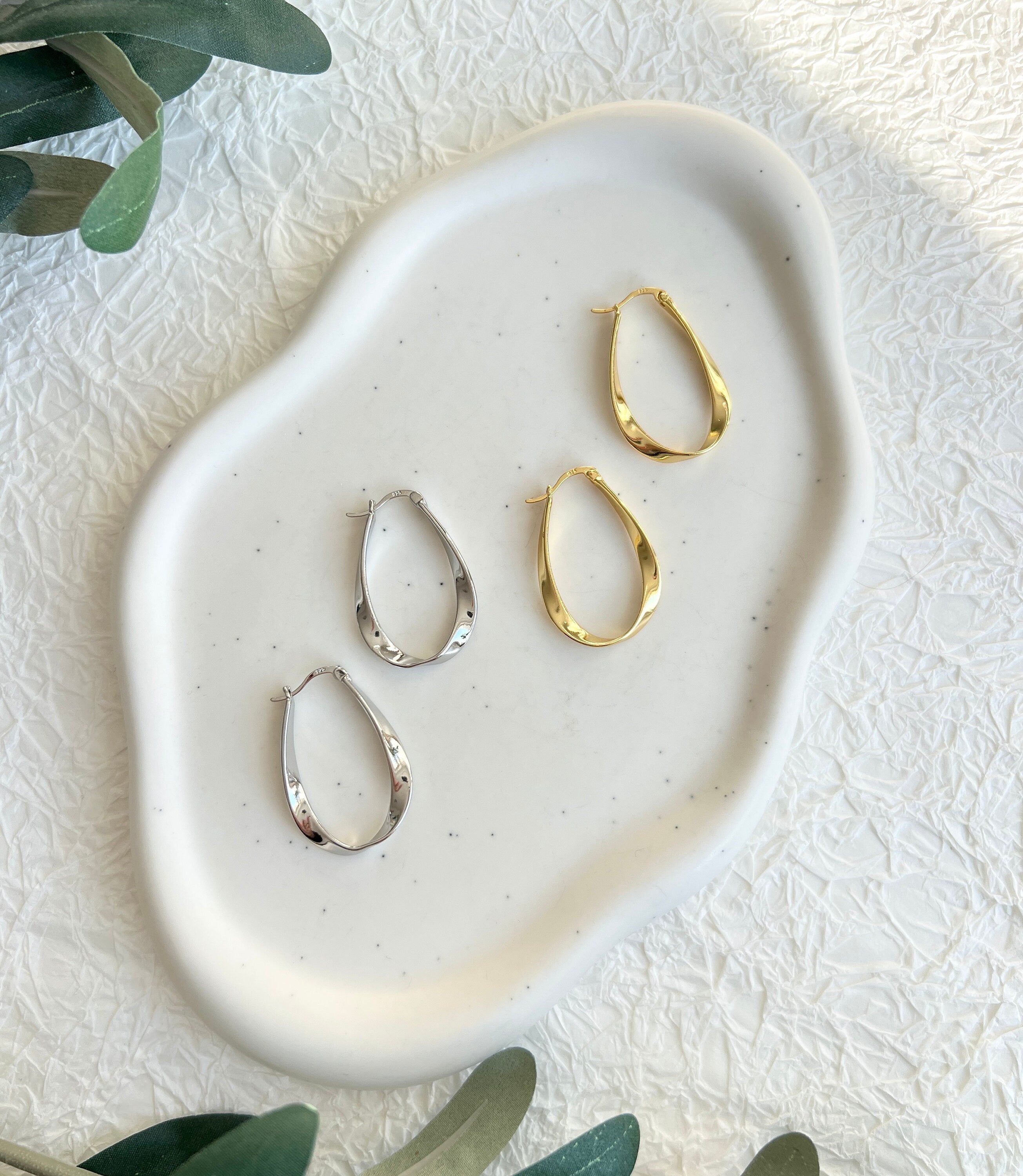 Ohrringe Creolen, Silber oder Gold, gedrehte ovale Kreolen, elegante Hängeohrringe, Hoops, - Gold-Ohrringe-Schmuckblüte