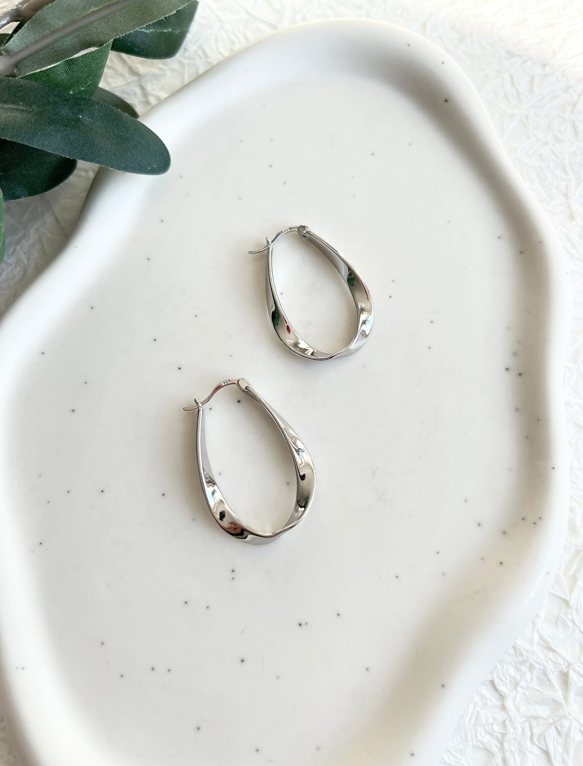 Ohrringe Creolen, Silber oder Gold, gedrehte ovale Kreolen, elegante Hängeohrringe, Hoops, - Gold-Ohrringe-Schmuckblüte