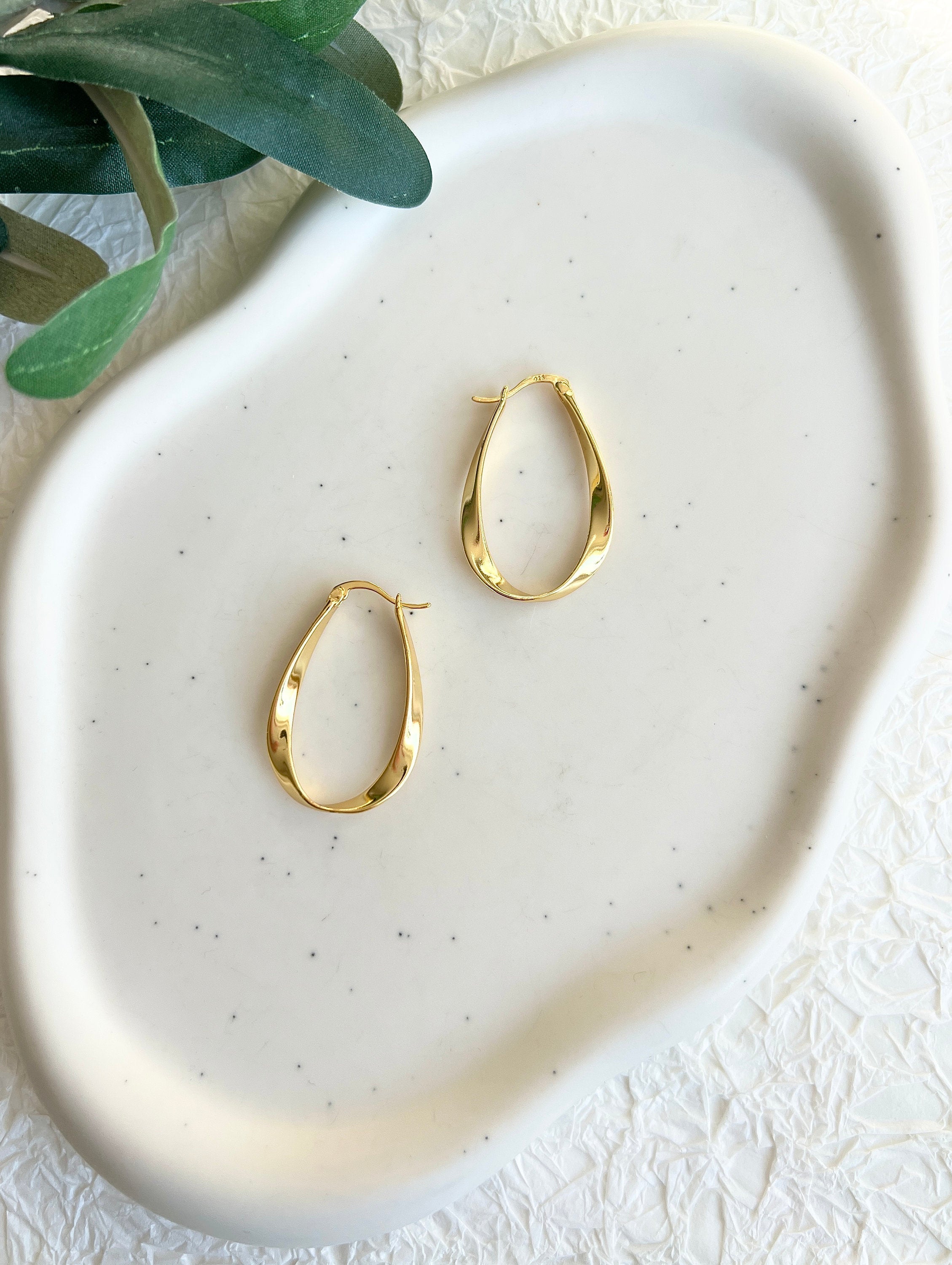 Ohrringe Creolen, Silber oder Gold, gedrehte ovale Kreolen, elegante Hängeohrringe, Hoops, - Gold-Ohrringe-Schmuckblüte