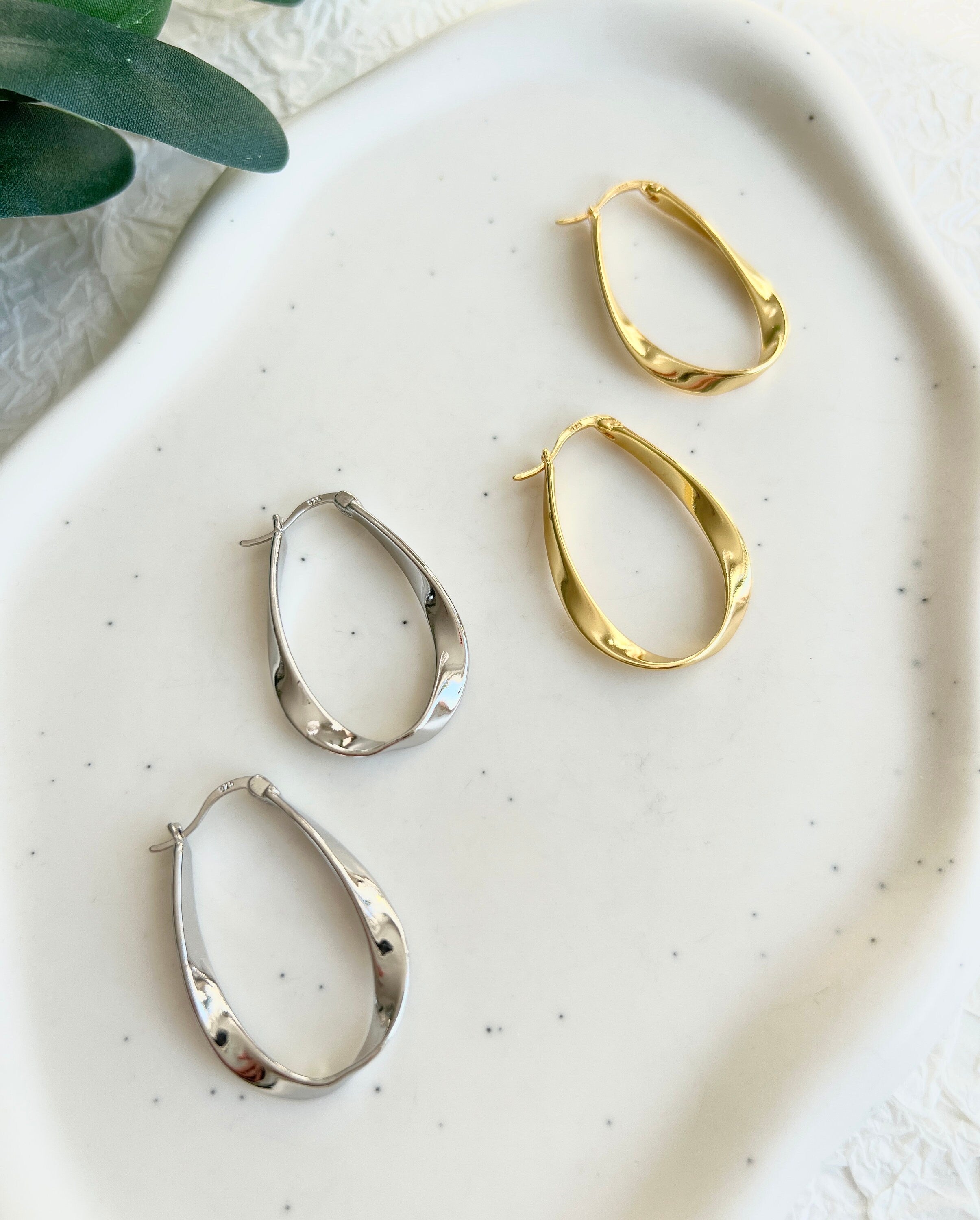 Ohrringe Creolen, Silber oder Gold, gedrehte ovale Kreolen, elegante Hängeohrringe, Hoops, - Gold-Ohrringe-Schmuckblüte