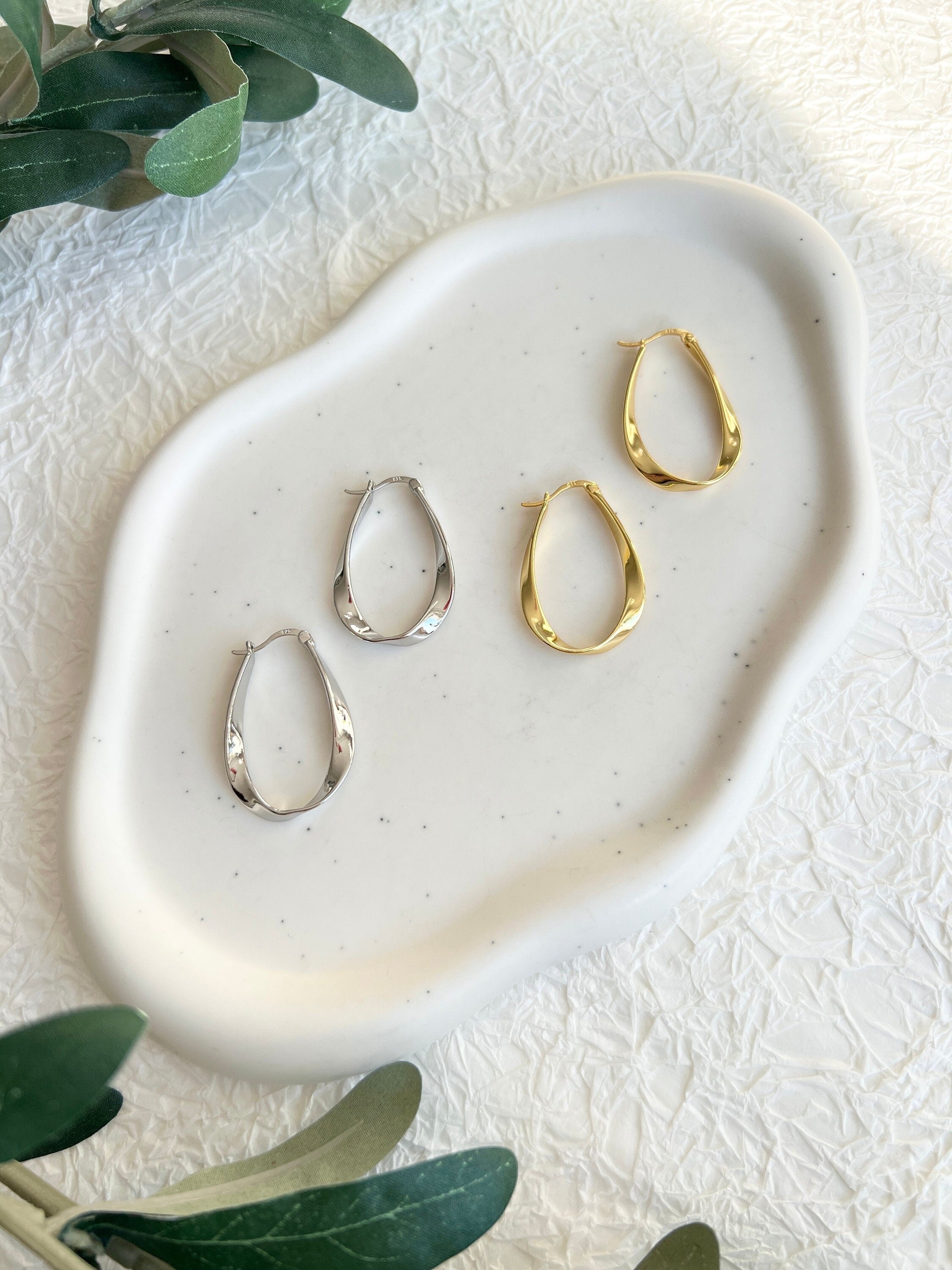 Ohrringe Creolen, Silber oder Gold, gedrehte ovale Kreolen, elegante Hängeohrringe, Hoops, - Gold-Ohrringe-Schmuckblüte