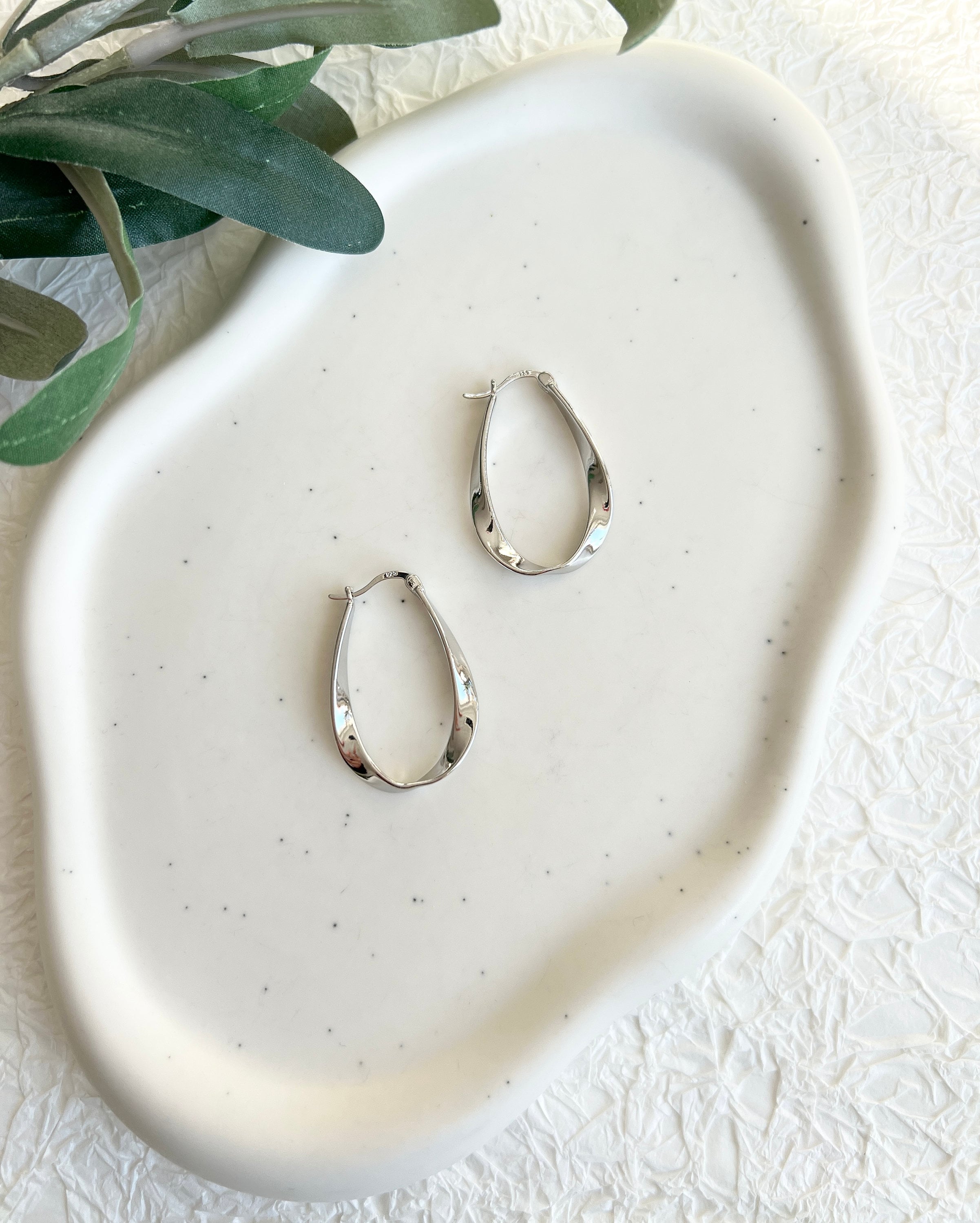 Ohrringe Creolen, Silber oder Gold, gedrehte ovale Kreolen, elegante Hängeohrringe, Hoops, - Silber-Ohrringe-Schmuckblüte