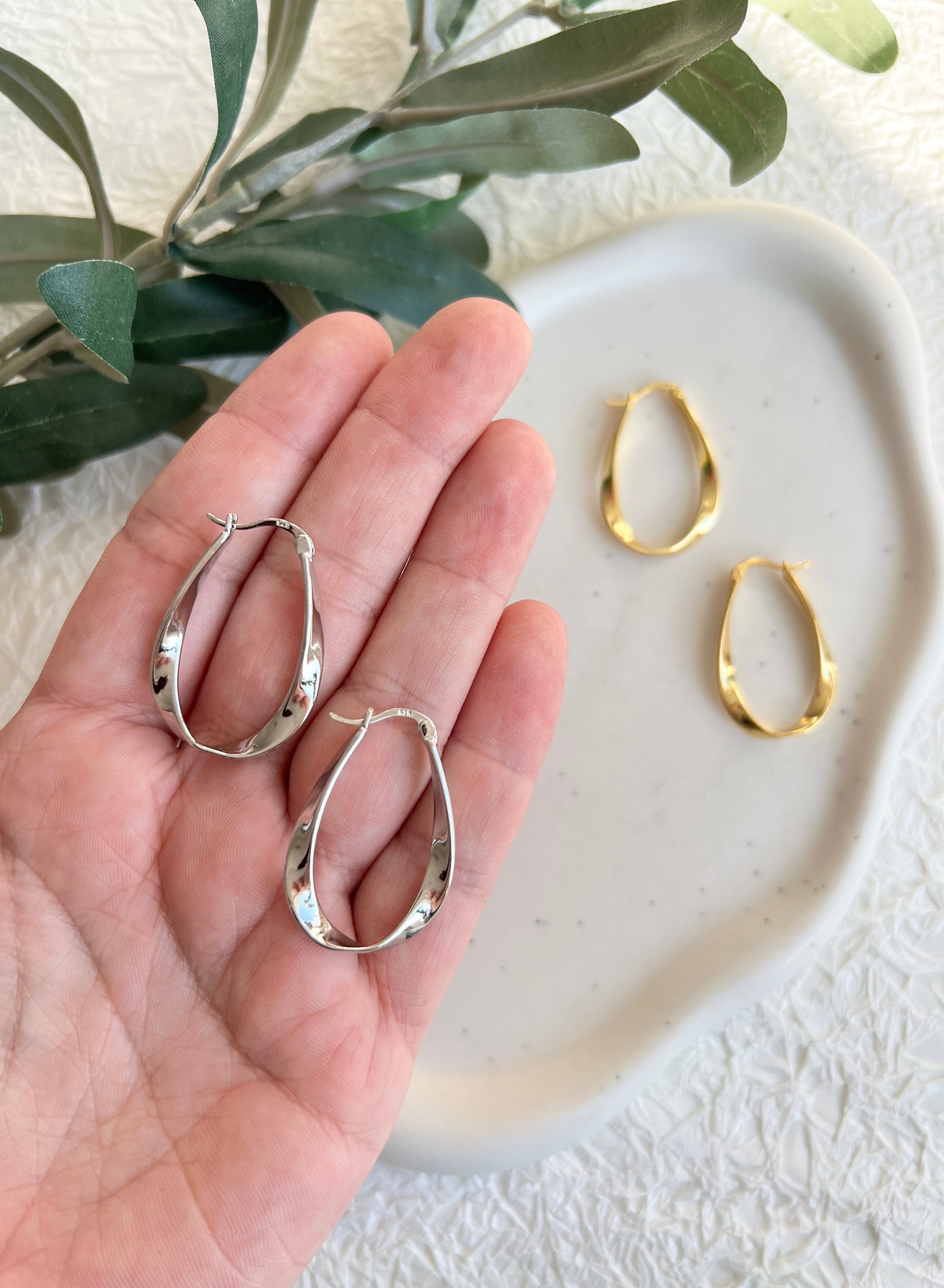 Ohrringe Creolen, Silber oder Gold, gedrehte ovale Kreolen, elegante Hängeohrringe, Hoops, - Silber-Ohrringe-Schmuckblüte