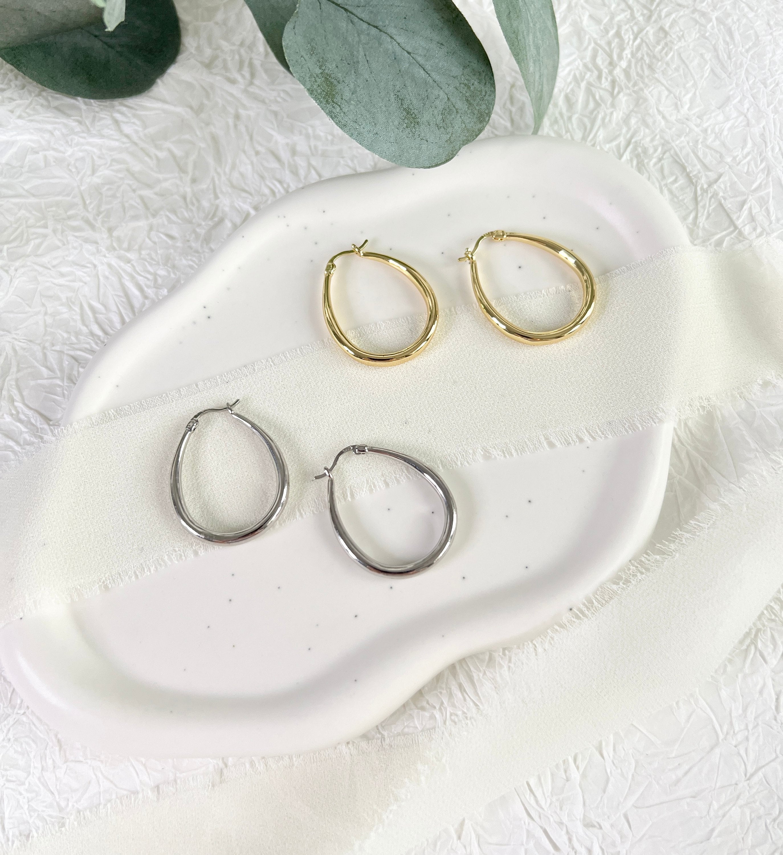 Ohrringe Creolen, Silber und Gold, moderne Kreolen, minimalistisch elegante Hängeohrringe, - Gold-Ohrringe-Schmuckblüte