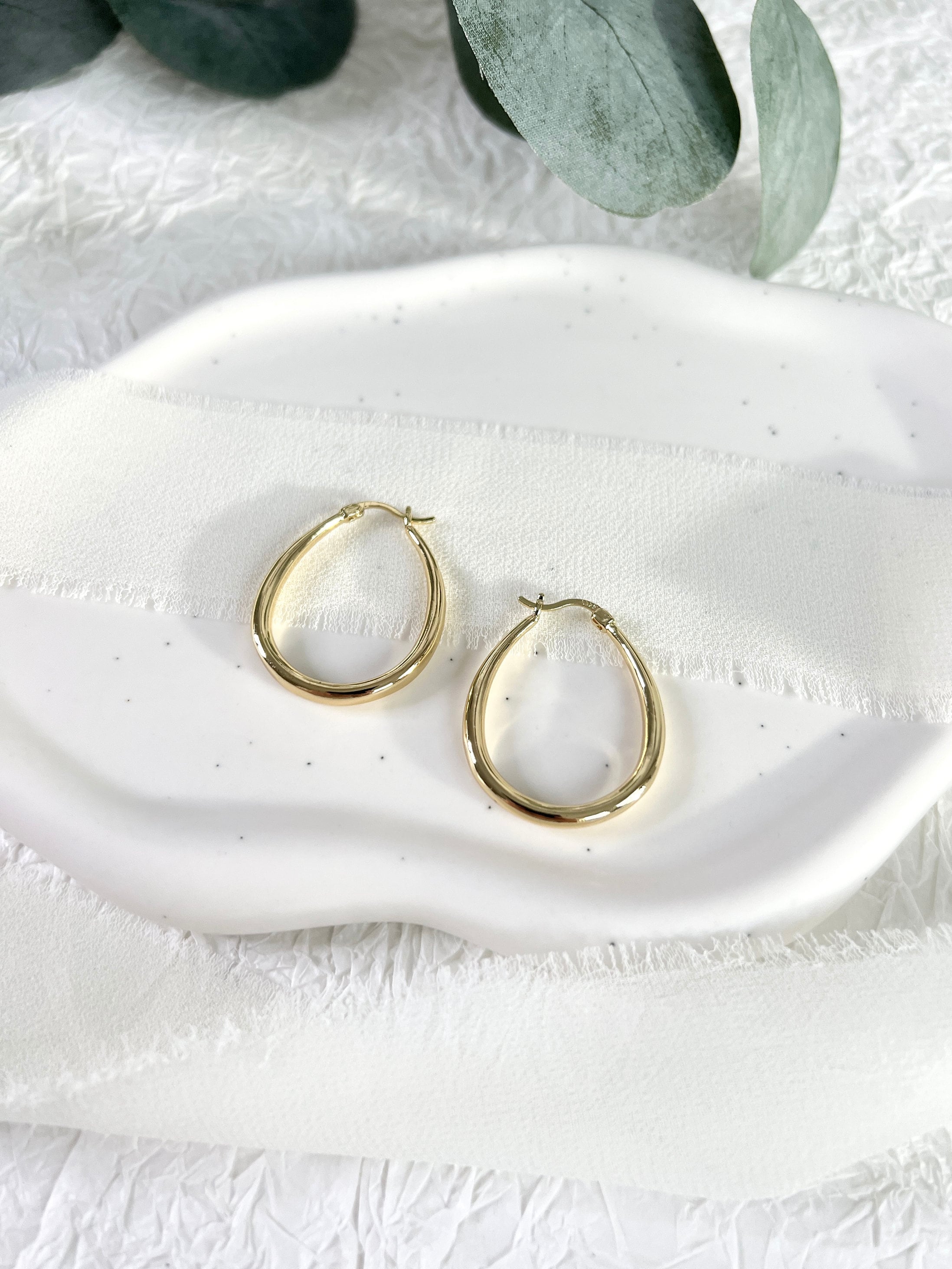 Ohrringe Creolen, Silber und Gold, moderne Kreolen, minimalistisch elegante Hängeohrringe, - Gold-Ohrringe-Schmuckblüte