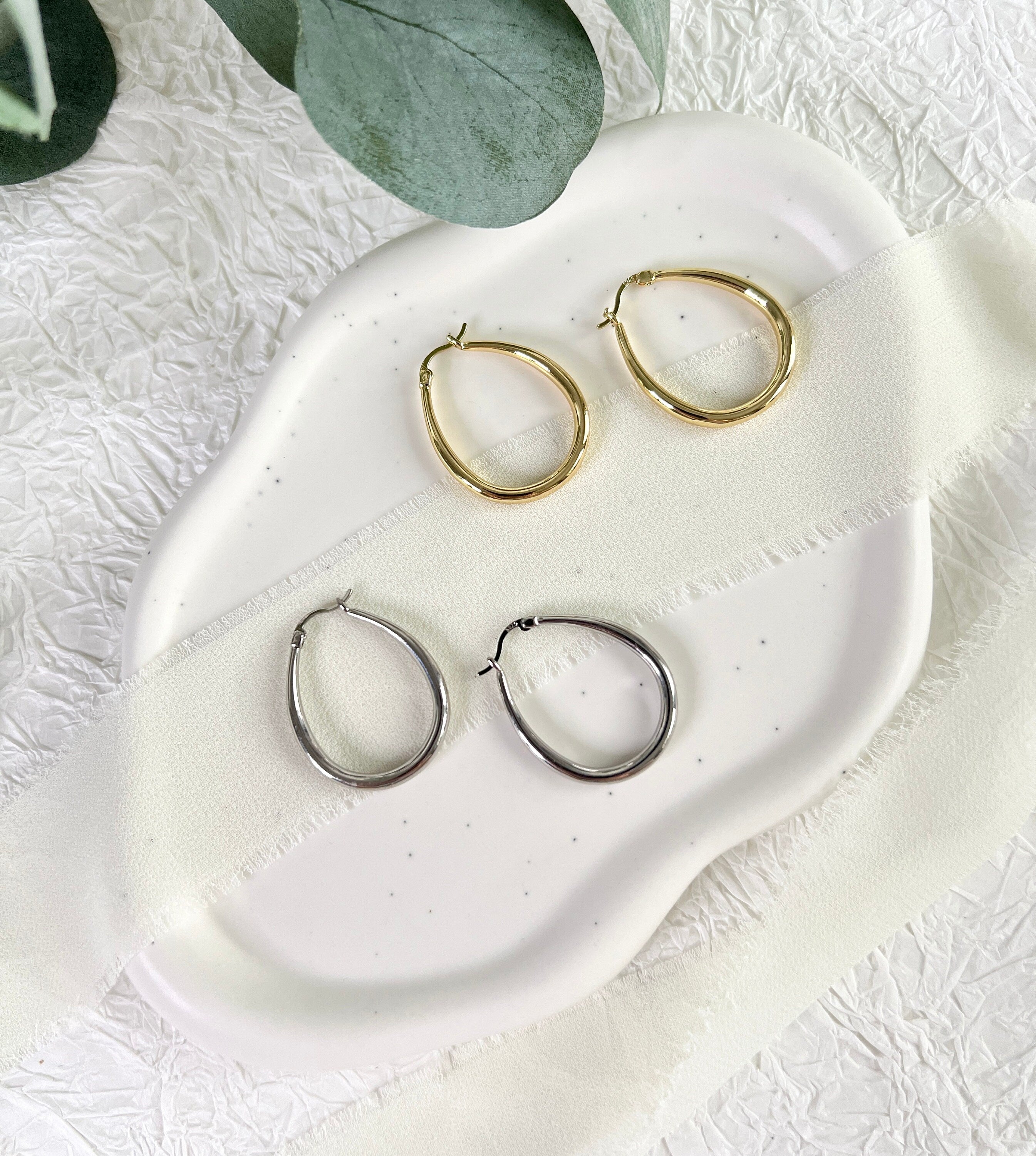 Ohrringe Creolen, Silber und Gold, moderne Kreolen, minimalistisch elegante Hängeohrringe, - Gold-Ohrringe-Schmuckblüte