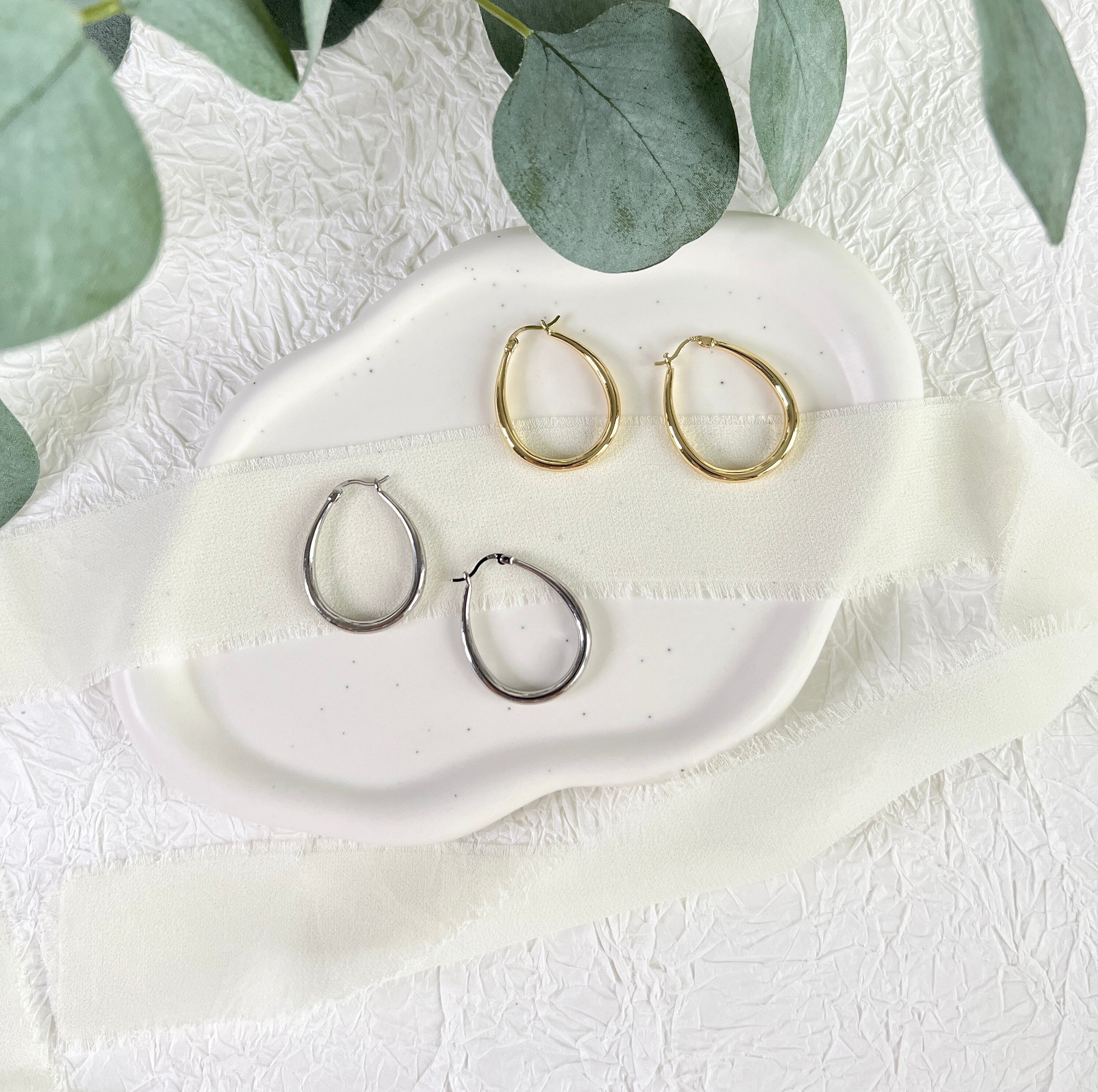 Ohrringe Creolen, Silber und Gold, moderne Kreolen, minimalistisch elegante Hängeohrringe, - Gold-Ohrringe-Schmuckblüte