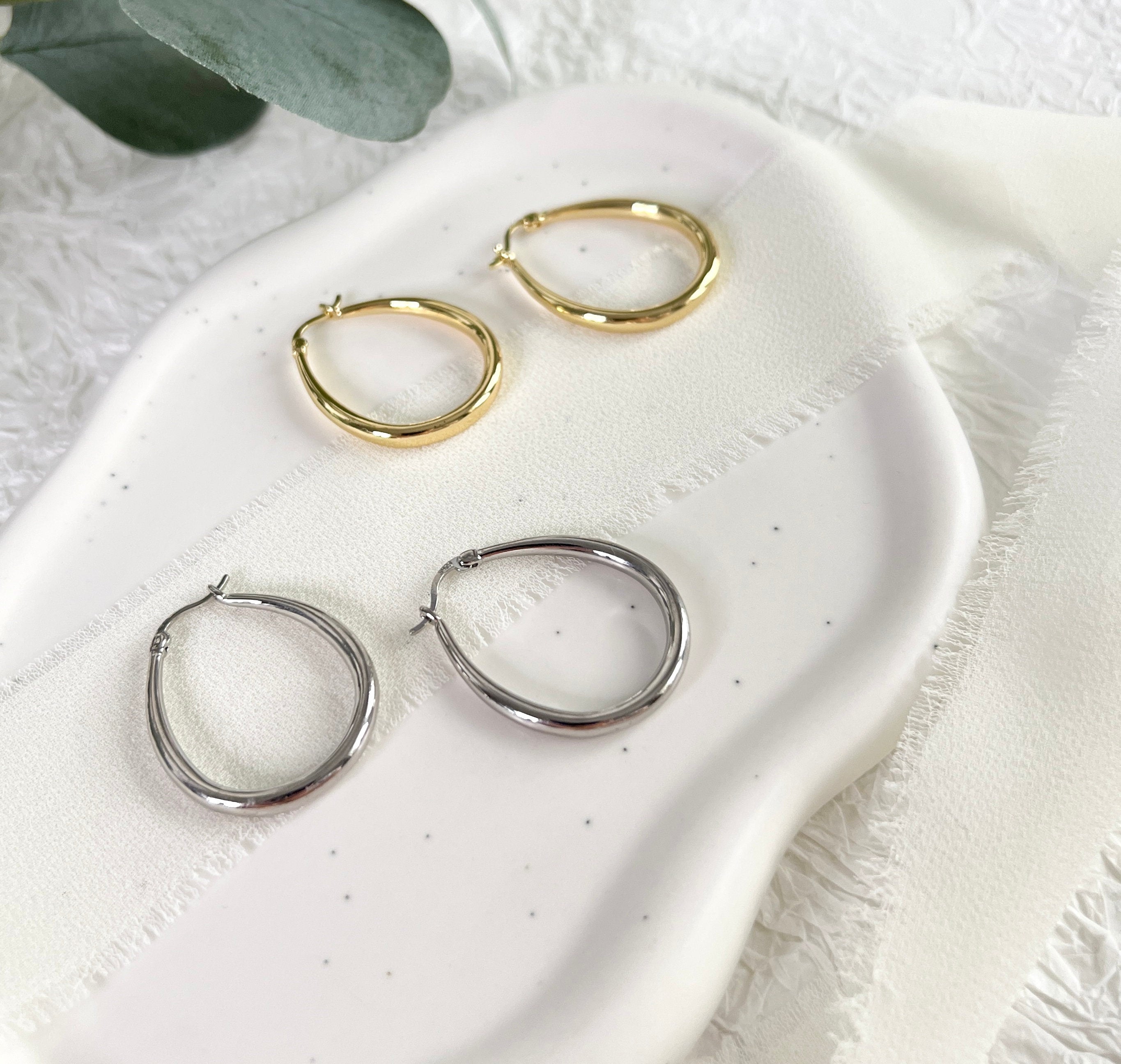 Ohrringe Creolen, Silber und Gold, moderne Kreolen, minimalistisch elegante Hängeohrringe, - Gold-Ohrringe-Schmuckblüte