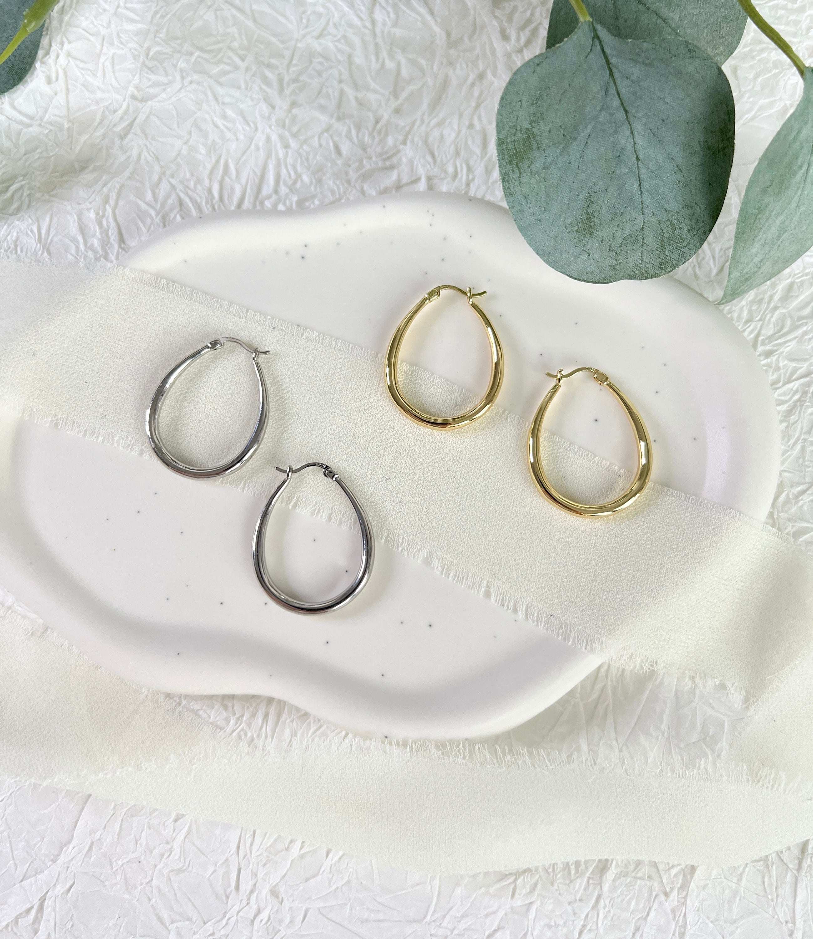 Ohrringe Creolen, Silber und Gold, moderne Kreolen, minimalistisch elegante Hängeohrringe, - Gold-Ohrringe-Schmuckblüte