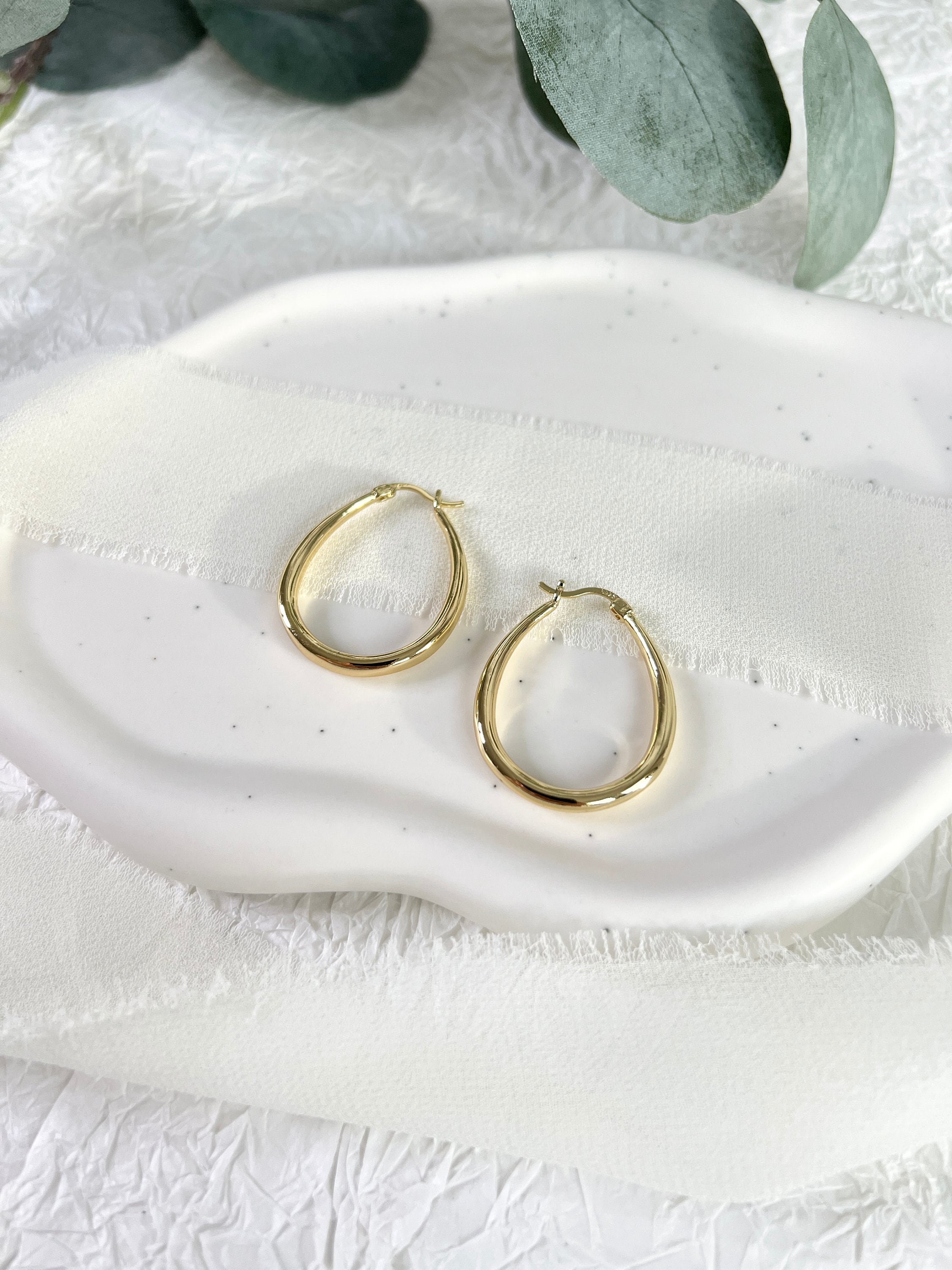 Ohrringe Creolen, Silber und Gold, moderne Kreolen, minimalistisch elegante Hängeohrringe, - Gold-Ohrringe-Schmuckblüte