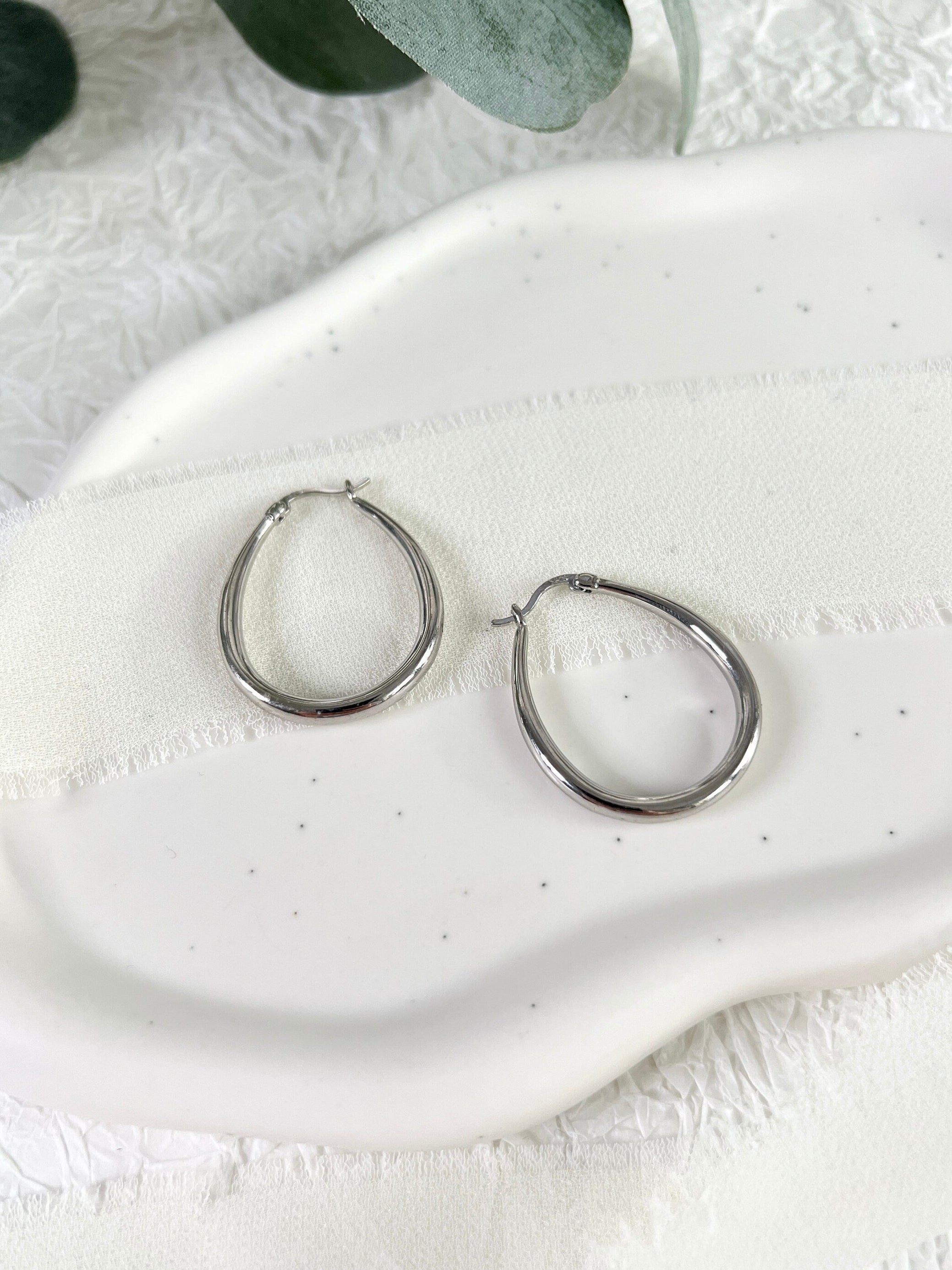 Ohrringe Creolen, Silber und Gold, moderne Kreolen, minimalistisch elegante Hängeohrringe, - Silber-Ohrringe-Schmuckblüte