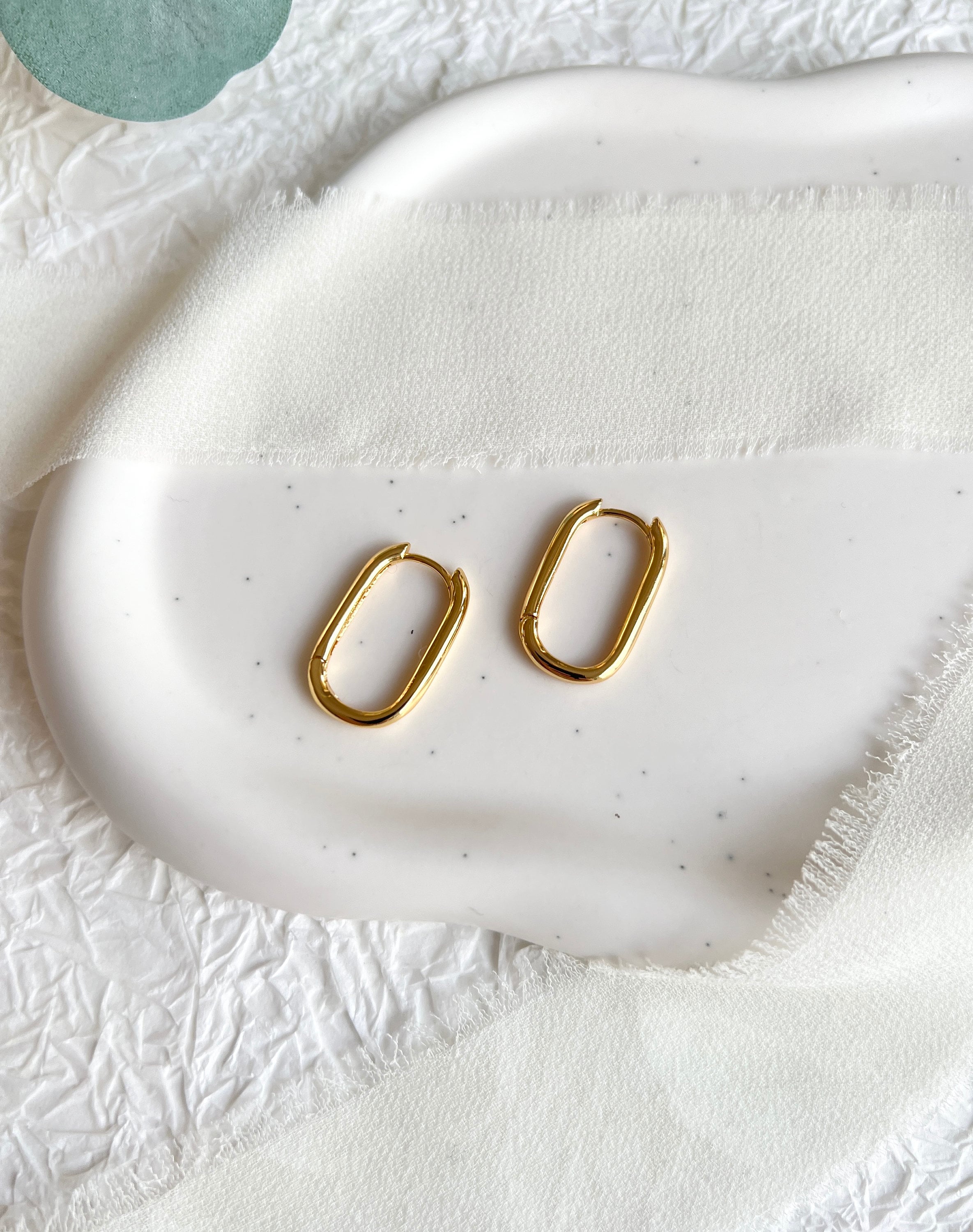 Goldene feine Creolen, Schmuck für Frauen, minimalistisch, ovale Kreolen, Geschenk fuer Sie, rechteckige Ohrringe, eleganter Ohrschmuck, Damenschmuck Gold, Weihnachtsgeschenk, Geburtstagsgeschenk