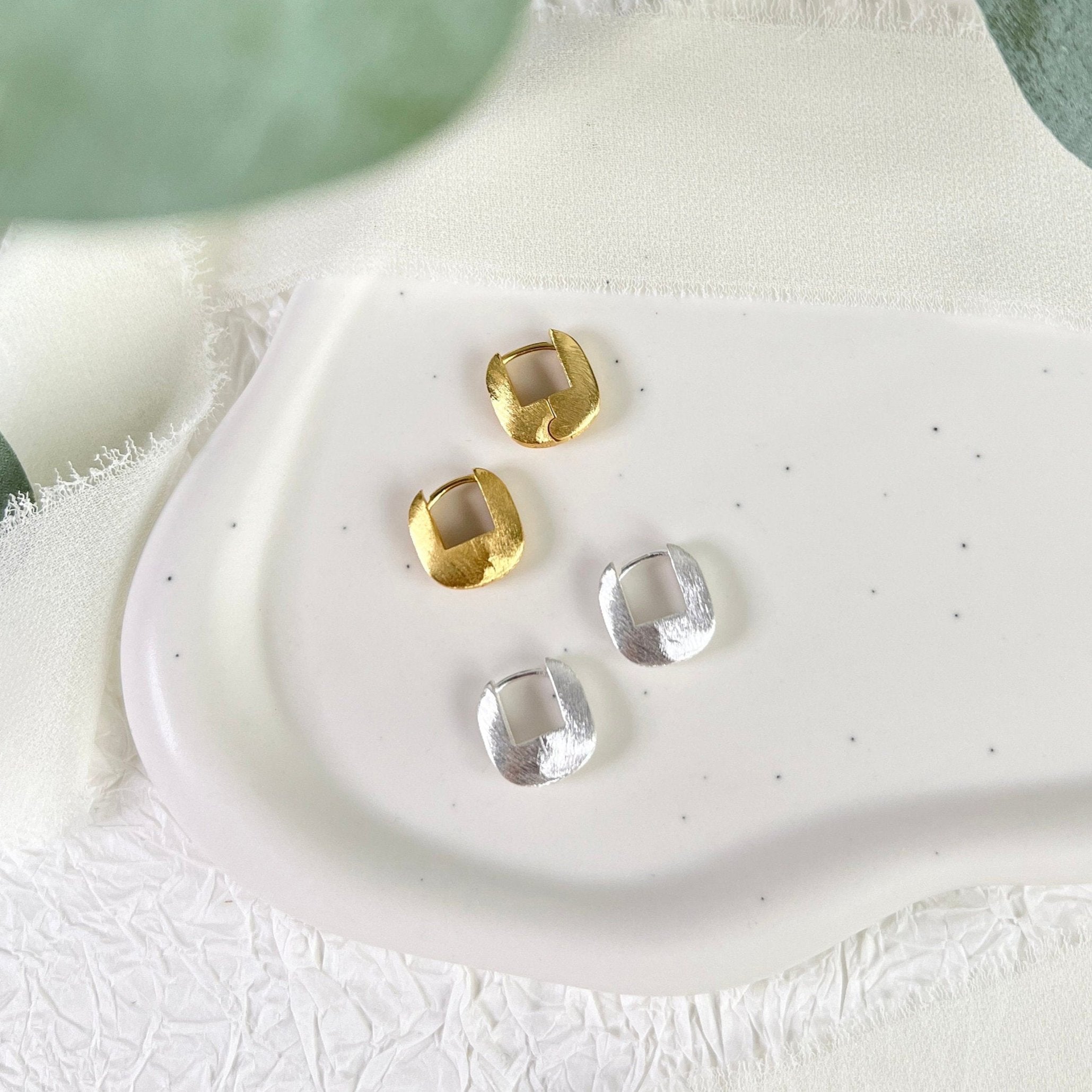 Ohrringe, Creolen, gebürsteter Edelstahl, Silber und Gold, moderne Kreolen rechteckig, - Gold-Ohrringe-Schmuckblüte