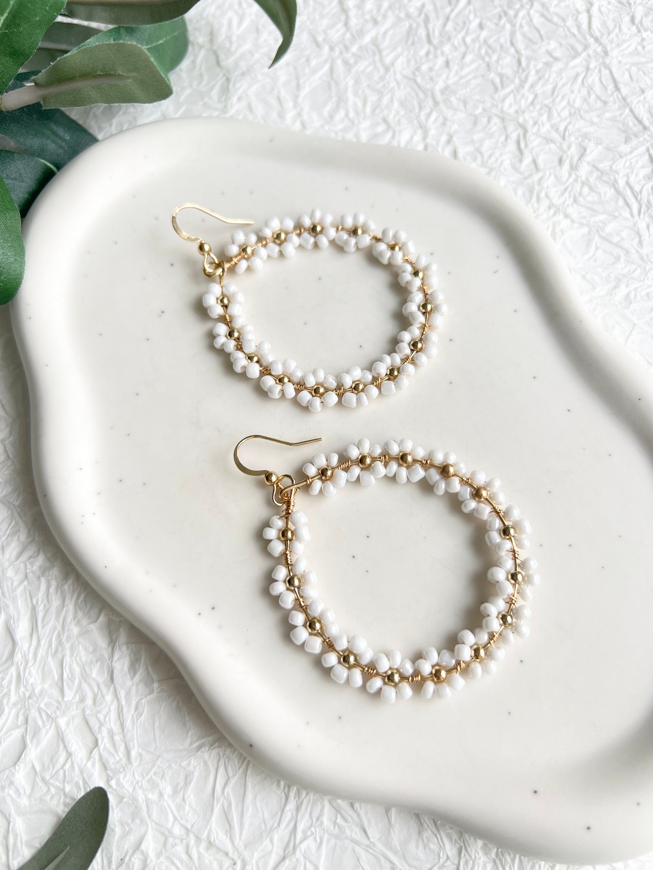 Ohrringe, Gold, feine weiße glänzende Perlen, Blumen, große Brautohrringe, ovale Hängeohrringe,-Brauthaarschmuck-Schmuckblüte
