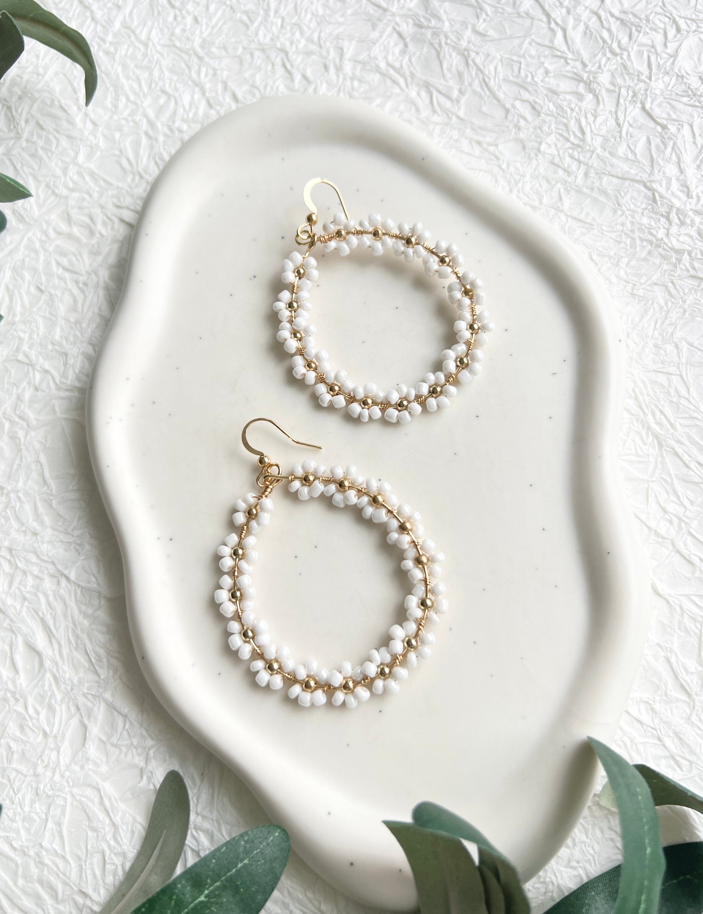 Ohrringe, Gold, feine weiße glänzende Perlen, Blumen, große Brautohrringe, ovale Hängeohrringe,-Brauthaarschmuck-Schmuckblüte