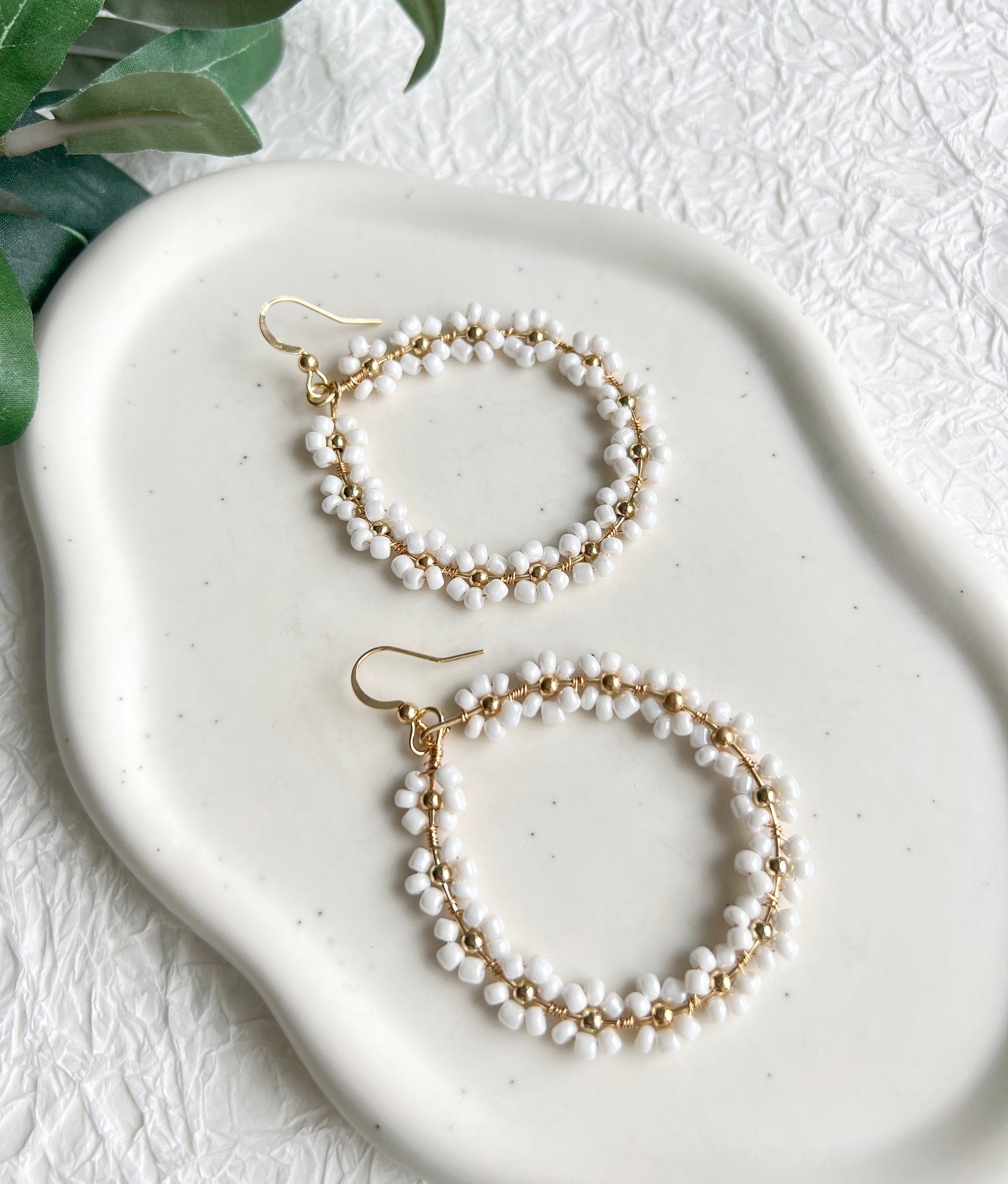Ohrringe, Gold, feine weiße glänzende Perlen, Blumen, große Brautohrringe, ovale Hängeohrringe,-Brauthaarschmuck-Schmuckblüte