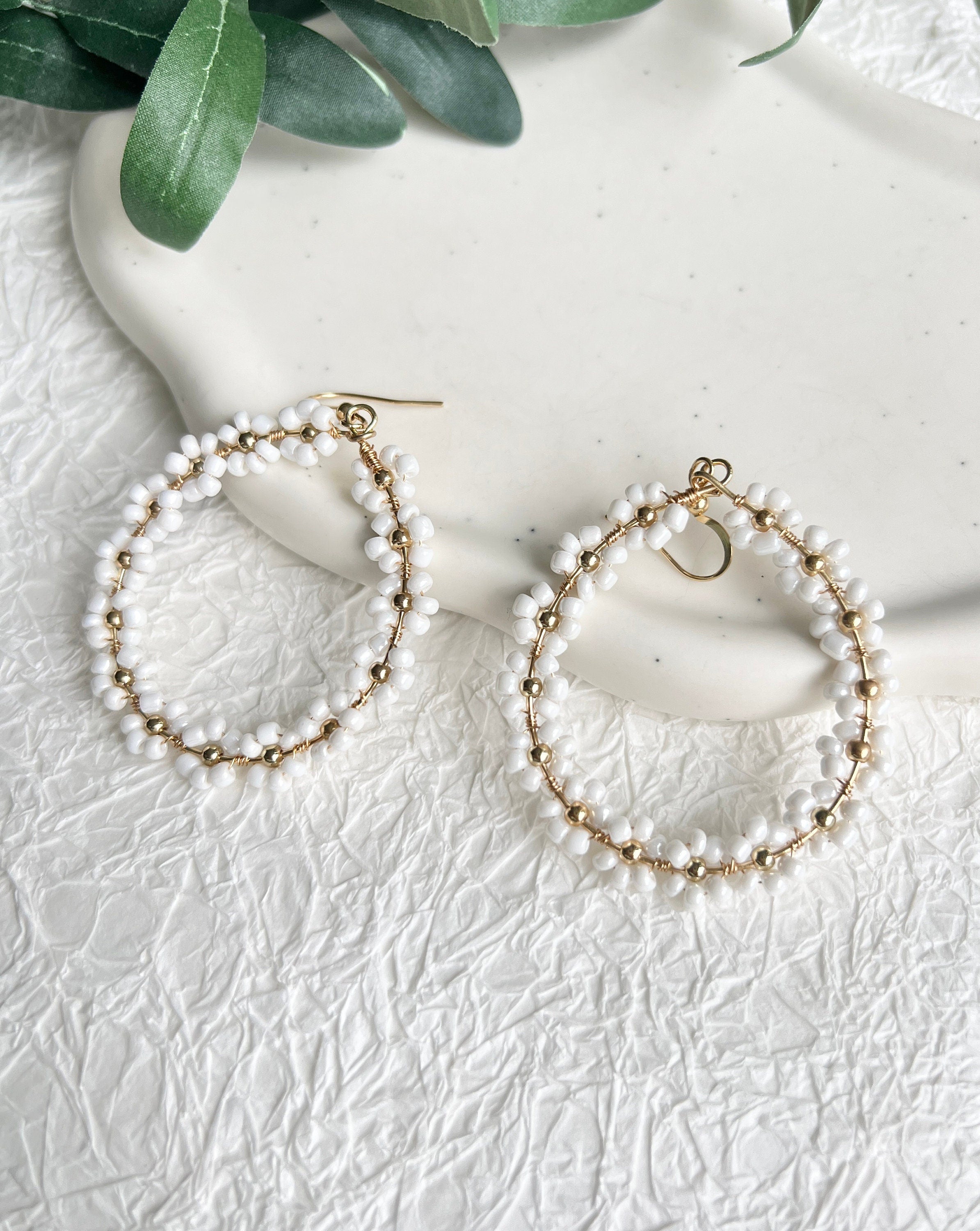 Ohrringe, Gold, feine weiße glänzende Perlen, Blumen, große Brautohrringe, ovale Hängeohrringe,-Brauthaarschmuck-Schmuckblüte