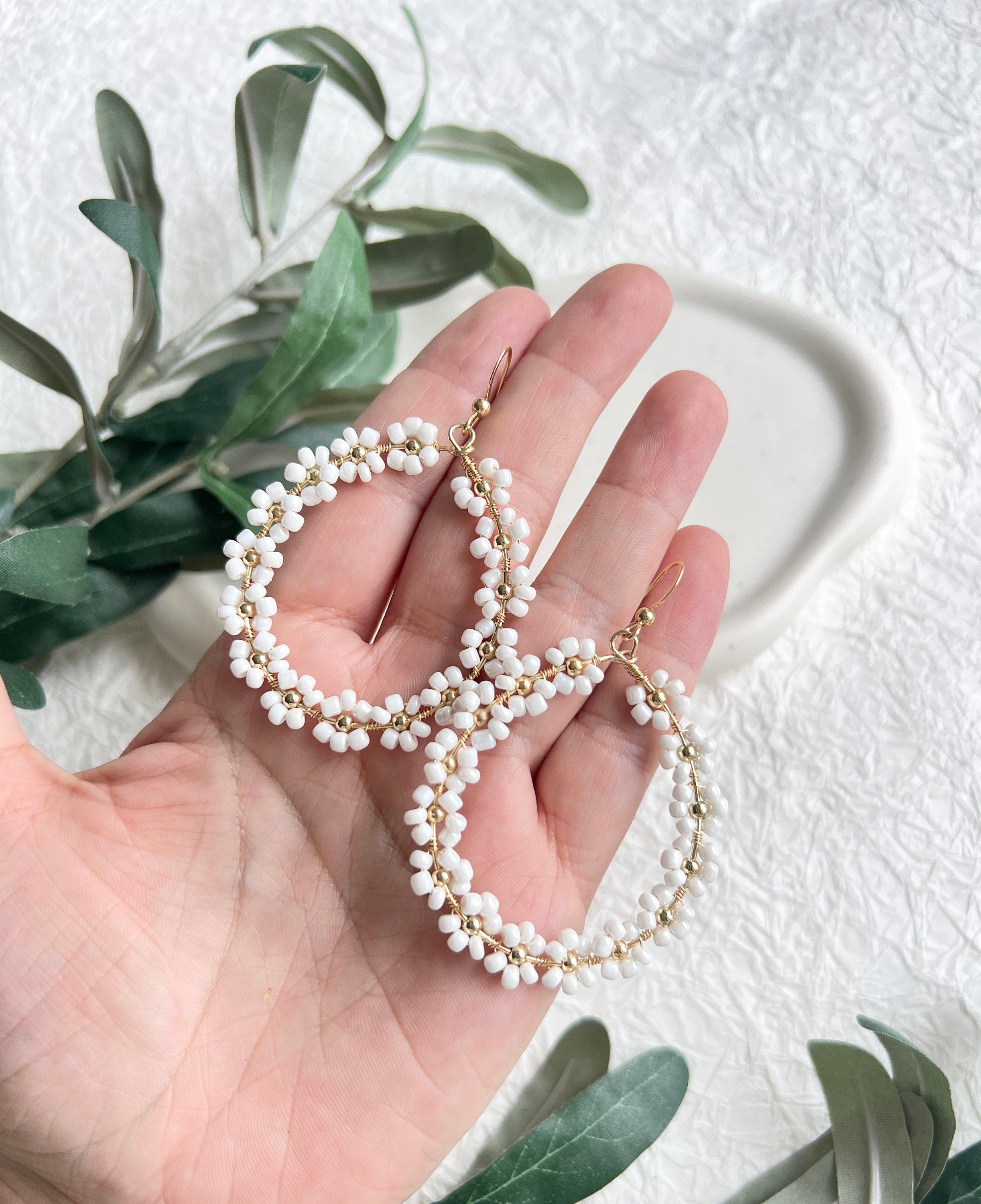 Ohrringe, Gold, feine weiße glänzende Perlen, Blumen, große Brautohrringe, ovale Hängeohrringe,-Brauthaarschmuck-Schmuckblüte