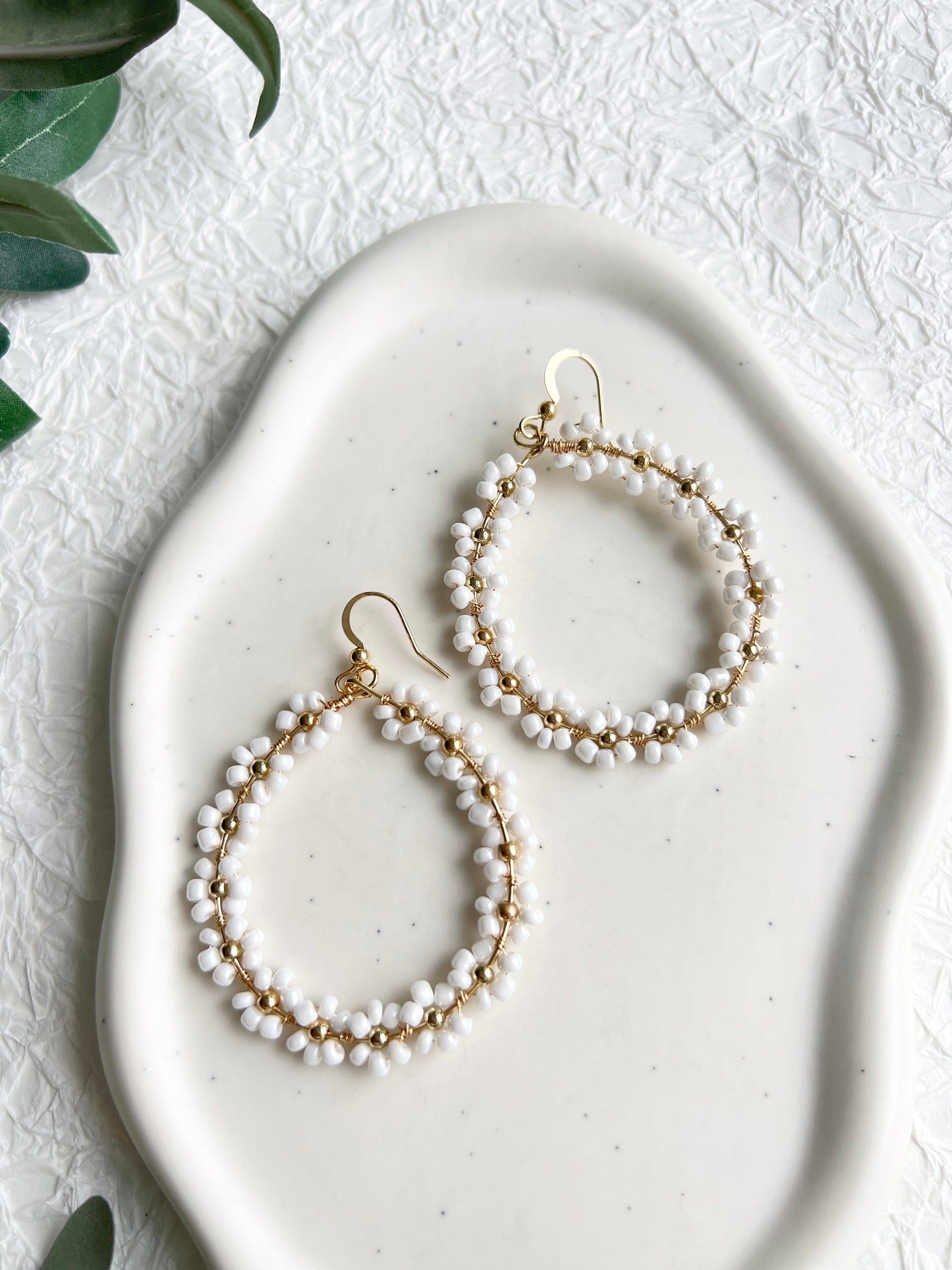 Ohrringe, Gold, feine weiße glänzende Perlen, Blumen, große Brautohrringe, ovale Hängeohrringe,-Brauthaarschmuck-Schmuckblüte