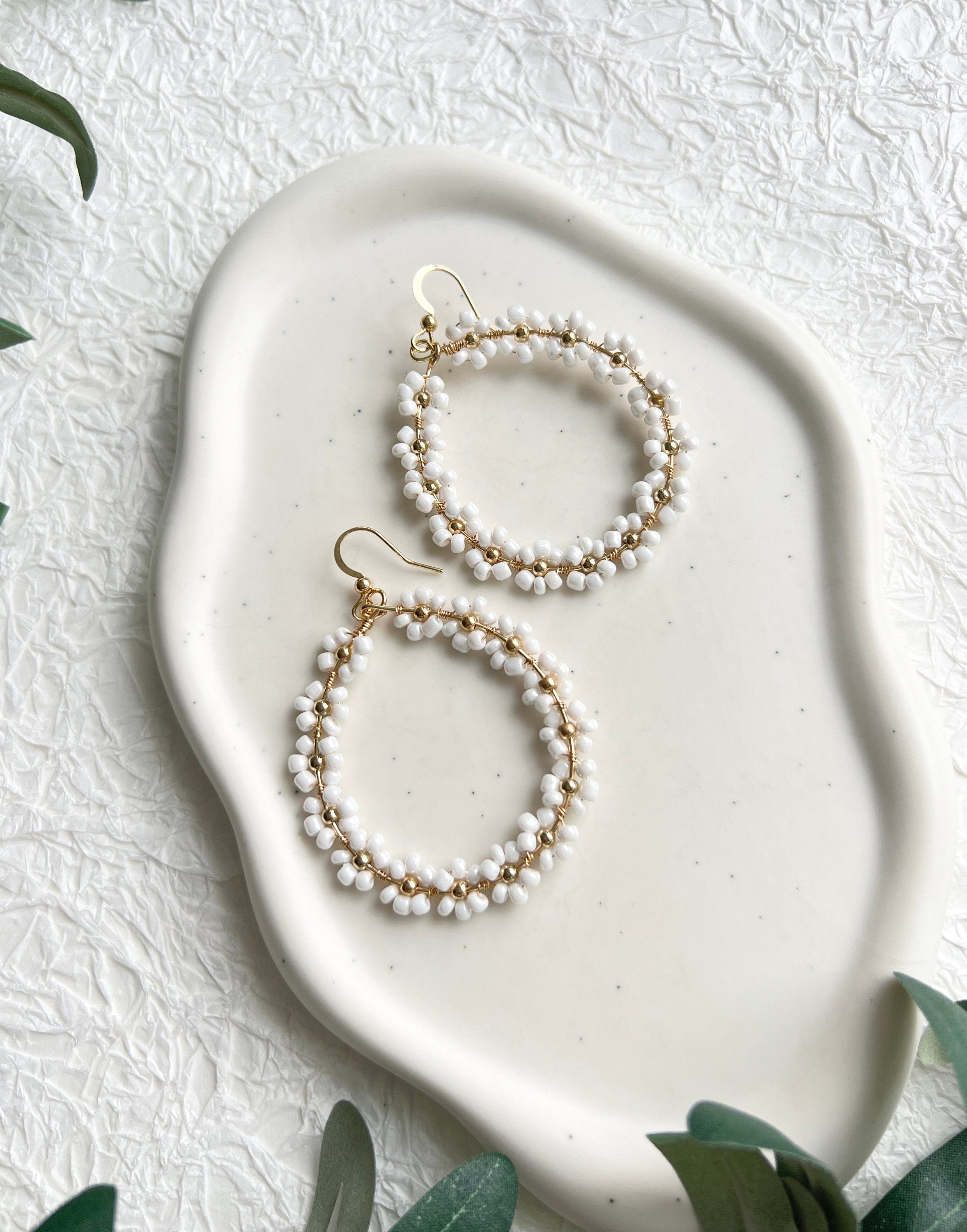 Ohrringe, Gold, feine weiße glänzende Perlen, Blumen, große Brautohrringe, ovale Hängeohrringe,-Brauthaarschmuck-Schmuckblüte