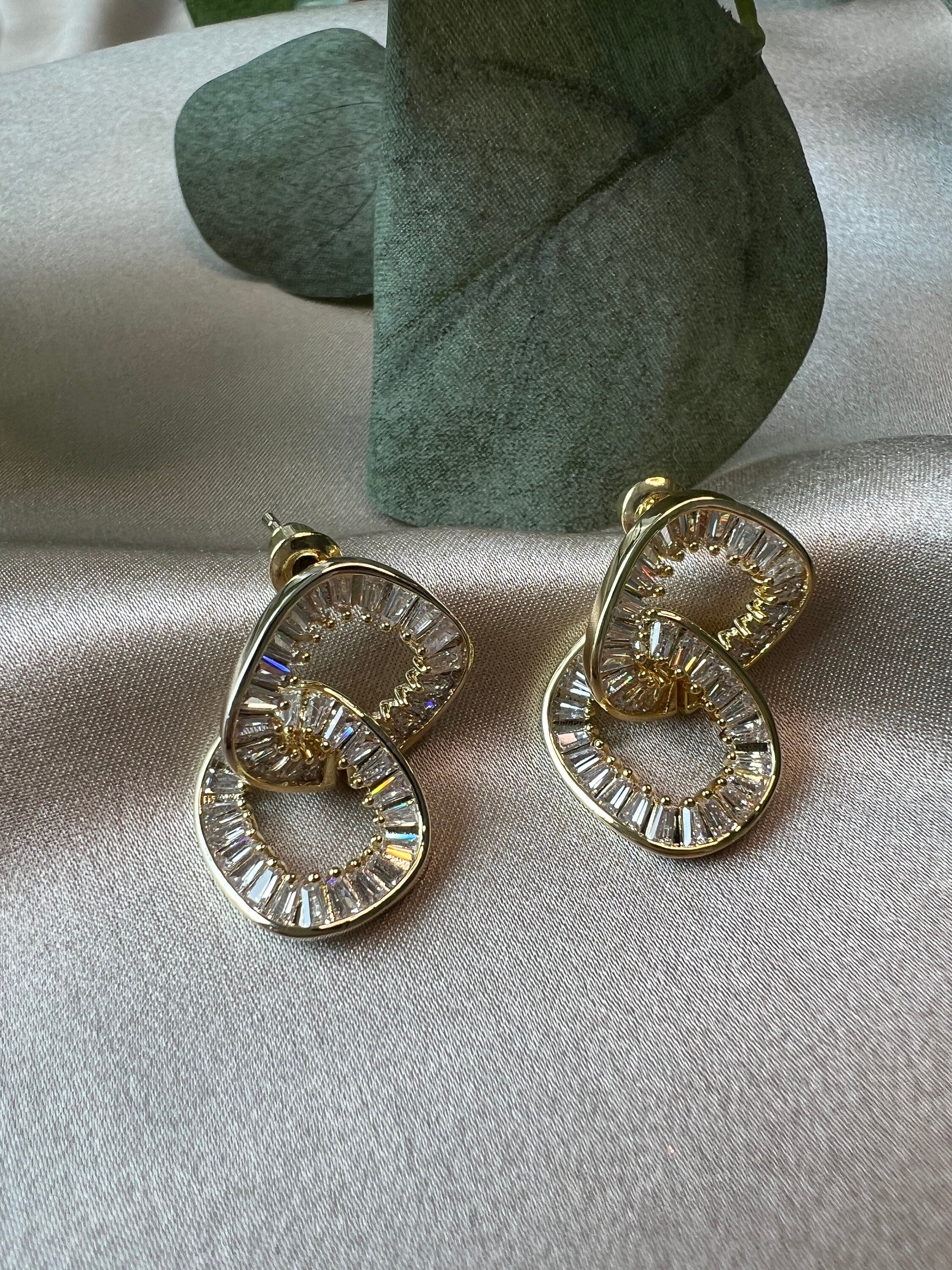 Ohrringe Gold, funkelnde Zirkoniasteine, glänzende Ohrstecker, Edelstahl, elegante Hängeohrringe, Schmuck Frauen, Brautohrringe-Ohrringe-Schmuckblüte