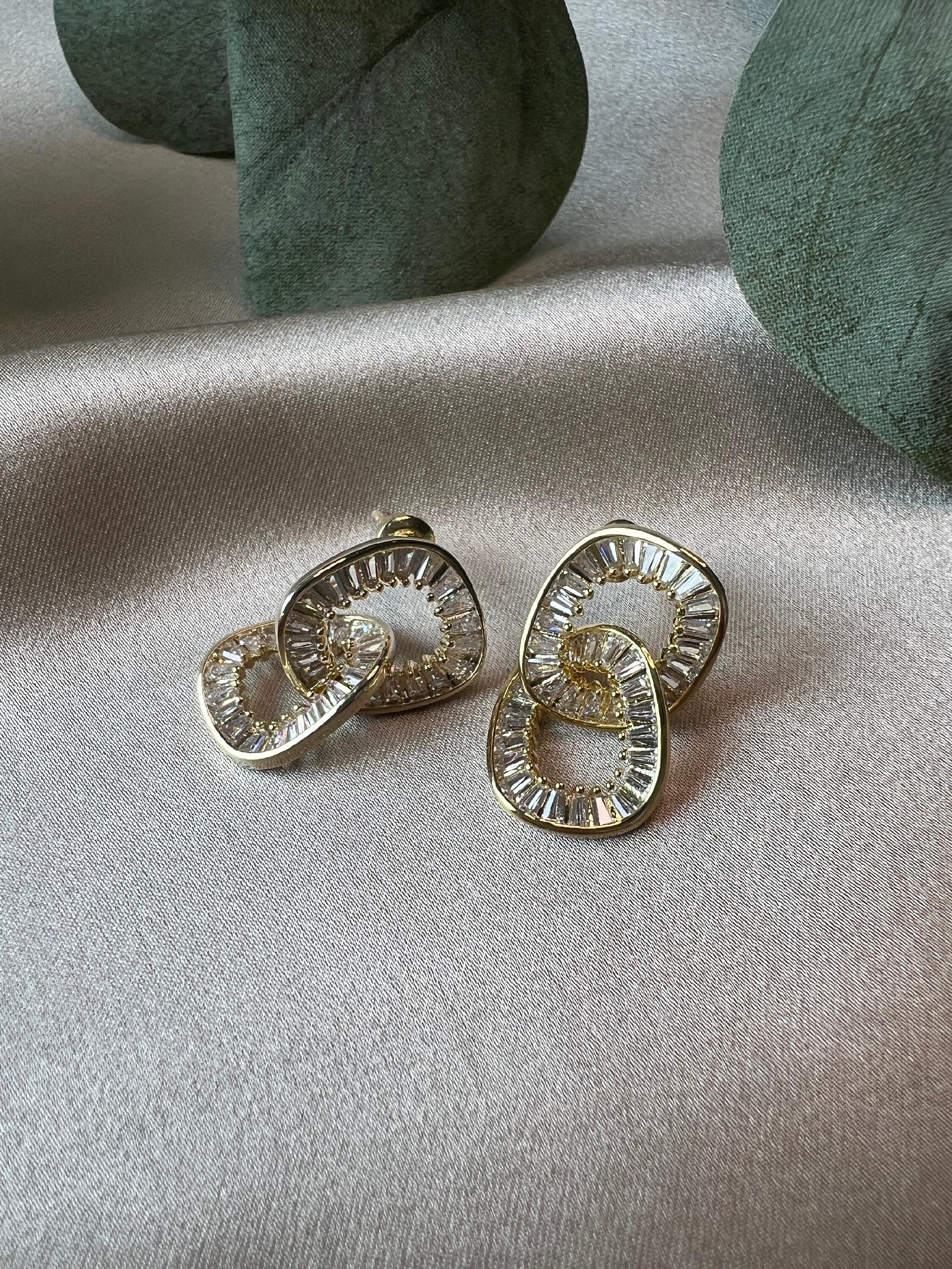 Ohrringe Gold, funkelnde Zirkoniasteine, glänzende Ohrstecker, Edelstahl, elegante Hängeohrringe, Schmuck Frauen, Brautohrringe-Ohrringe-Schmuckblüte