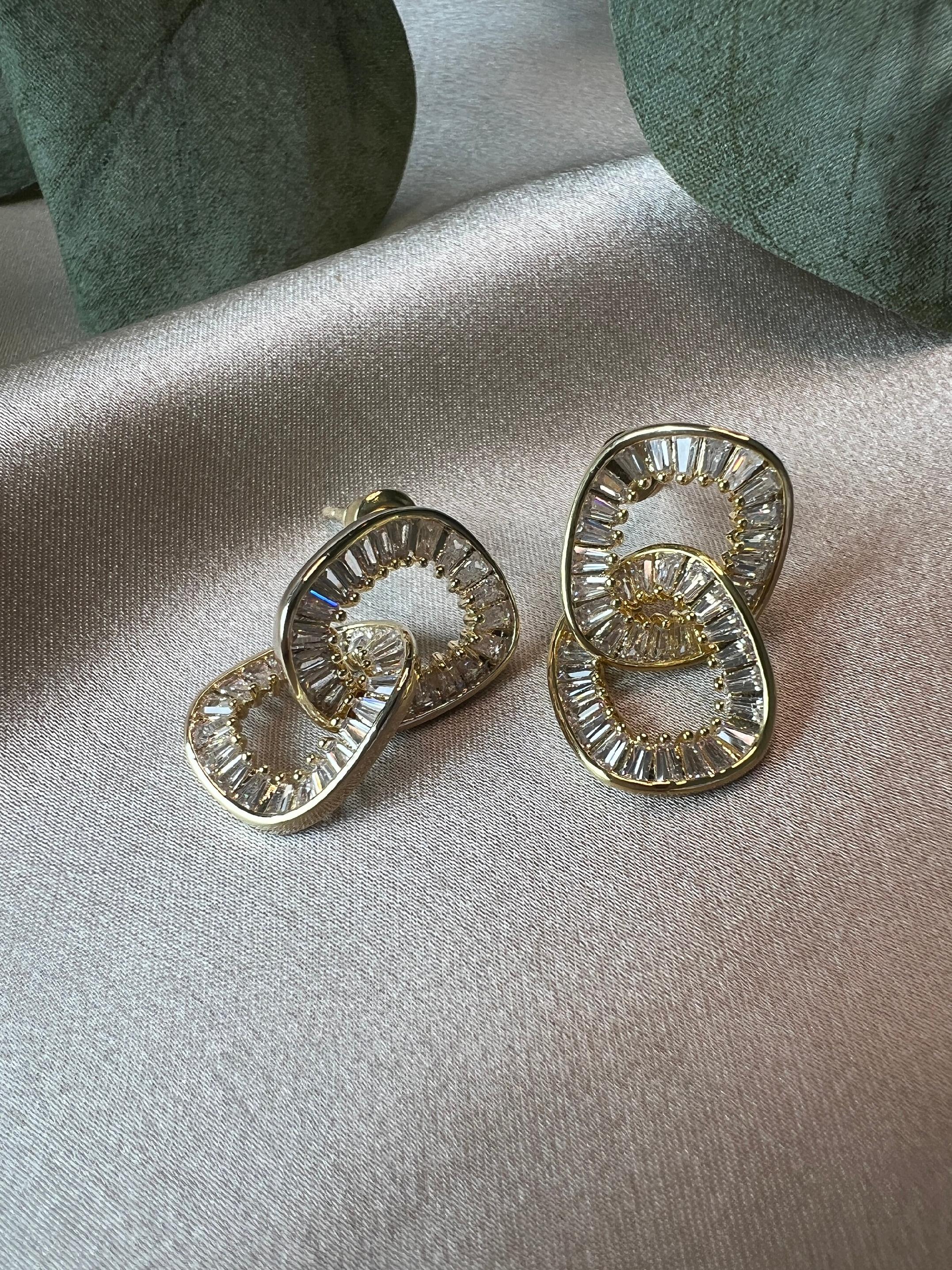 Ohrringe Gold, funkelnde Zirkoniasteine, glänzende Ohrstecker, Edelstahl, elegante Hängeohrringe, Schmuck Frauen, Brautohrringe-Ohrringe-Schmuckblüte