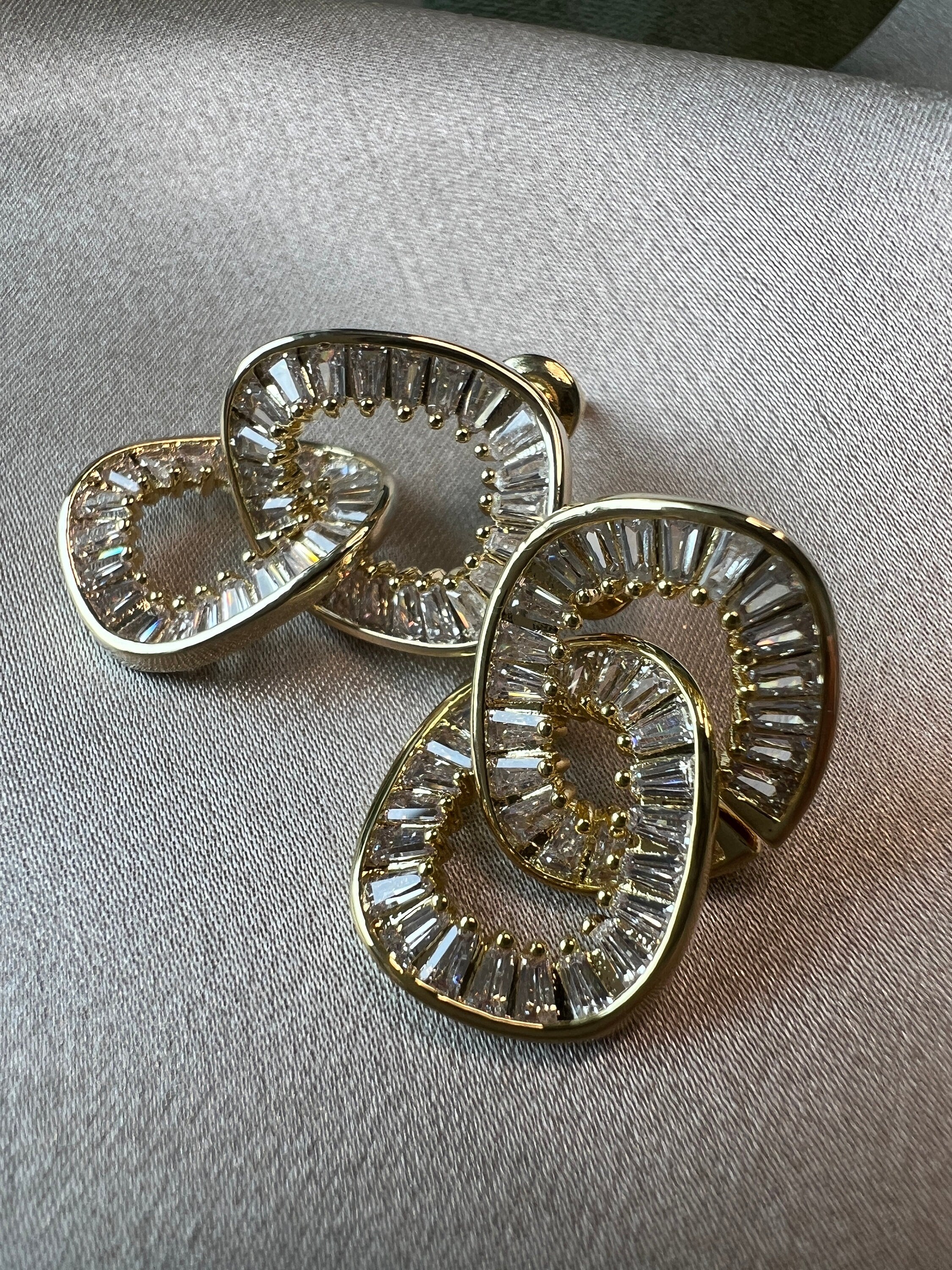 Ohrringe Gold, funkelnde Zirkoniasteine, glänzende Ohrstecker, Edelstahl, elegante Hängeohrringe, Schmuck Frauen, Brautohrringe-Ohrringe-Schmuckblüte