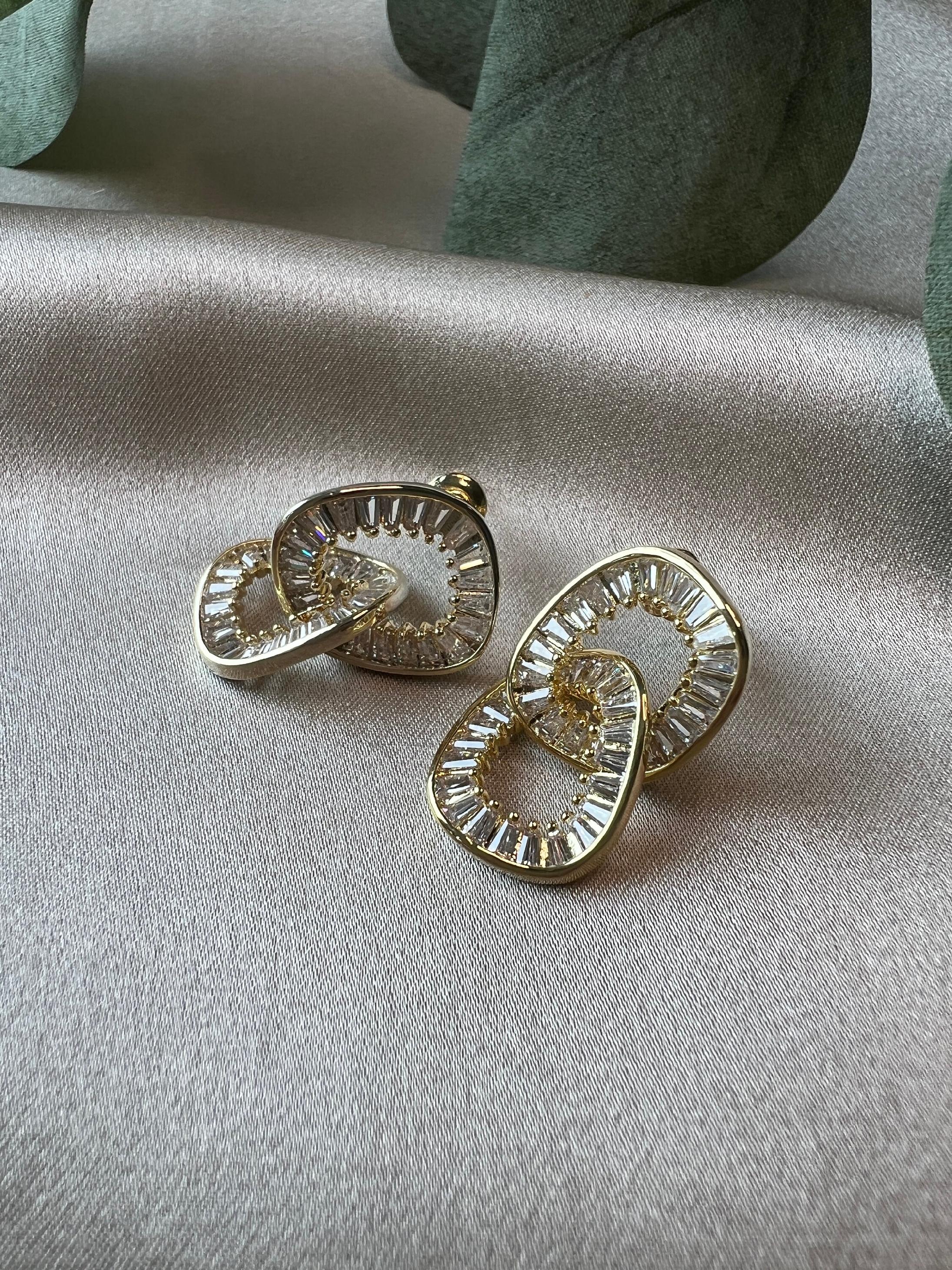 Ohrringe Gold, funkelnde Zirkoniasteine, glänzende Ohrstecker, Edelstahl, elegante Hängeohrringe, Schmuck Frauen, Brautohrringe-Ohrringe-Schmuckblüte