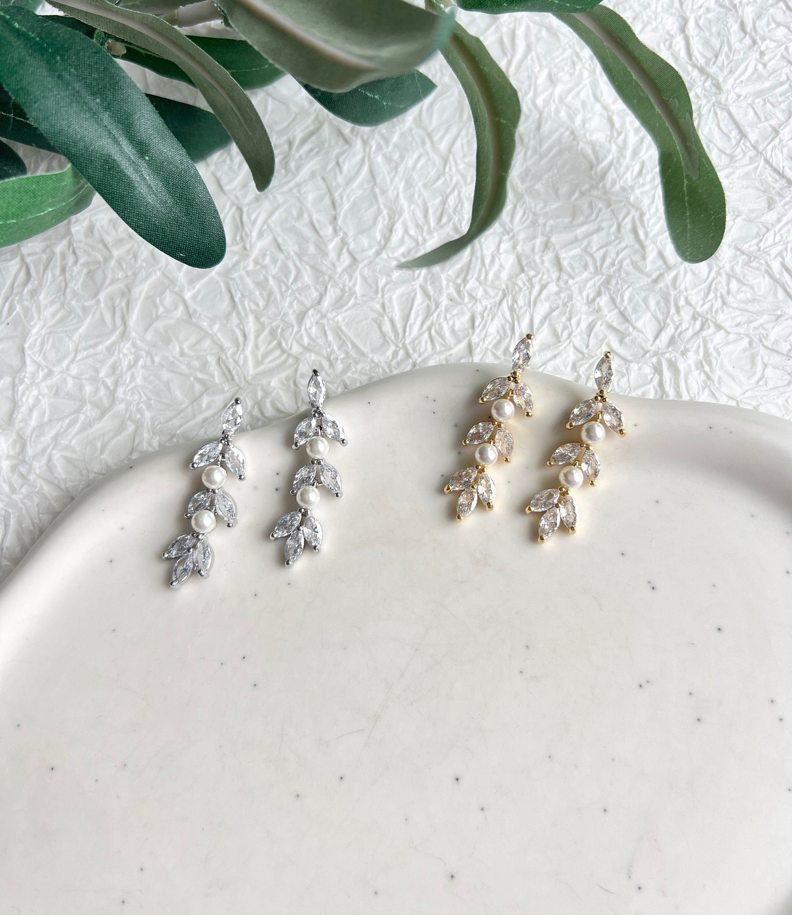 Elegante Brautohrringe, glaenzende Ohrringe fuer die Braut, Gold oder Silber, Brautschmuck, funkelnde Ohrstecker, Perlen, Perlenohrringe, Hochzeit, Hochzeitsschmuck, hochwertiger Damenschmuck, Geschenk fuer Sie, Weddinginspiration, Brautjungfer, Perlenschmuck, Geburtstagsgeschenk, Valentinstag