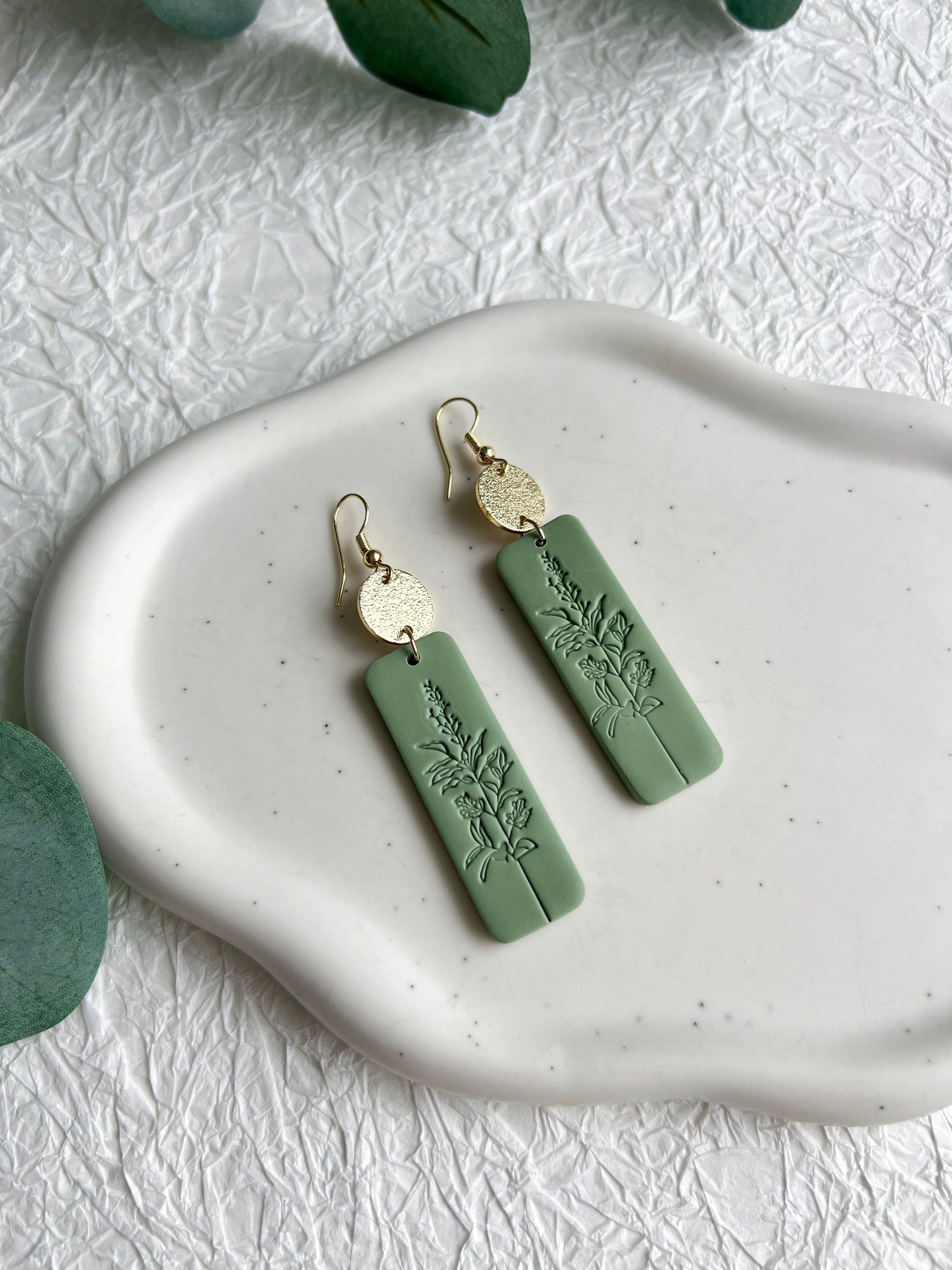 Ohrringe, Grün und Gold, florales Muster, Prägung, Hängeohrringe handgefertigt, Schmuck Frauen,-Ohrringe-Schmuckblüte