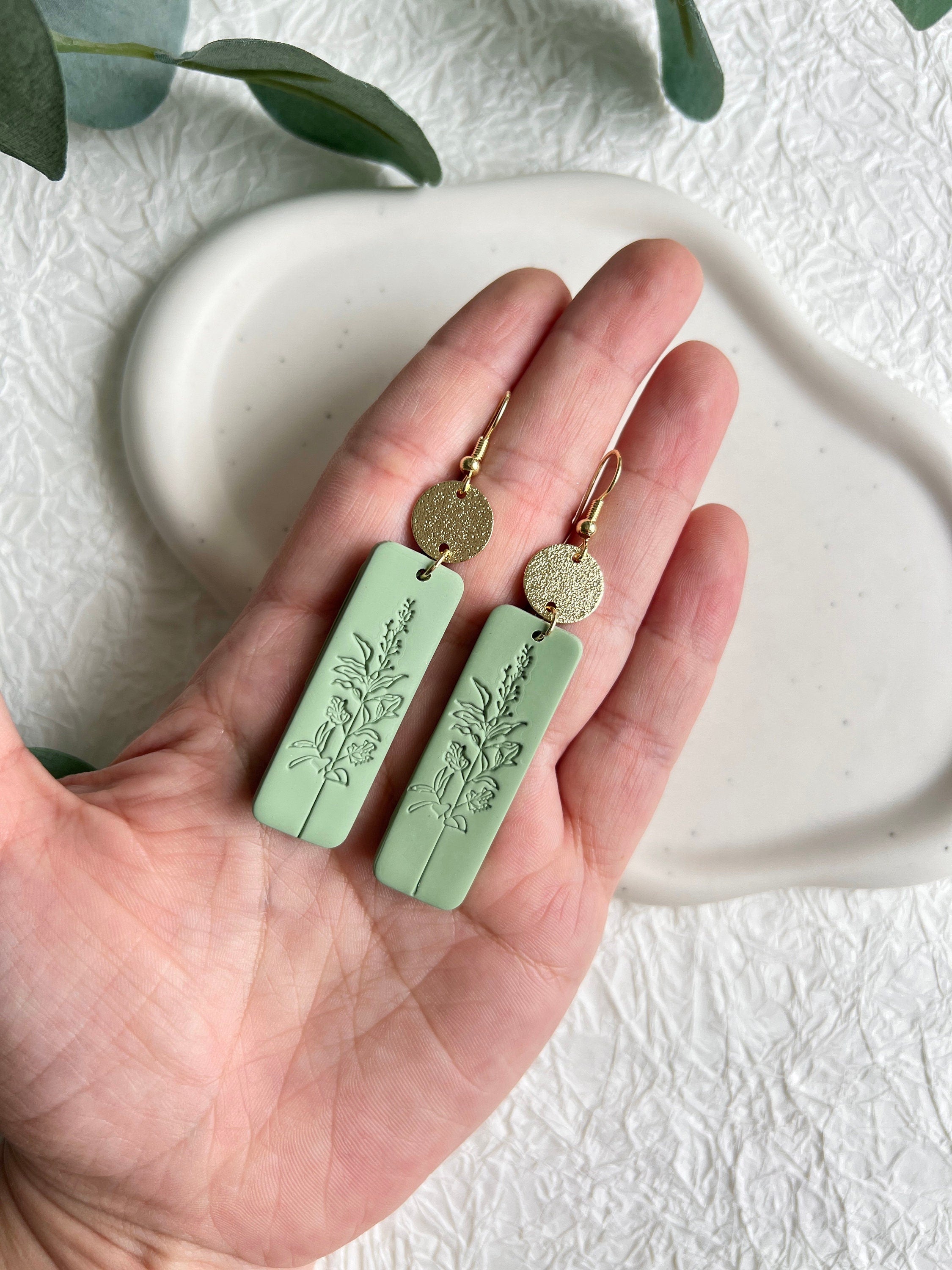 Ohrringe, Grün und Gold, florales Muster, Prägung, Hängeohrringe handgefertigt, Schmuck Frauen,-Ohrringe-Schmuckblüte