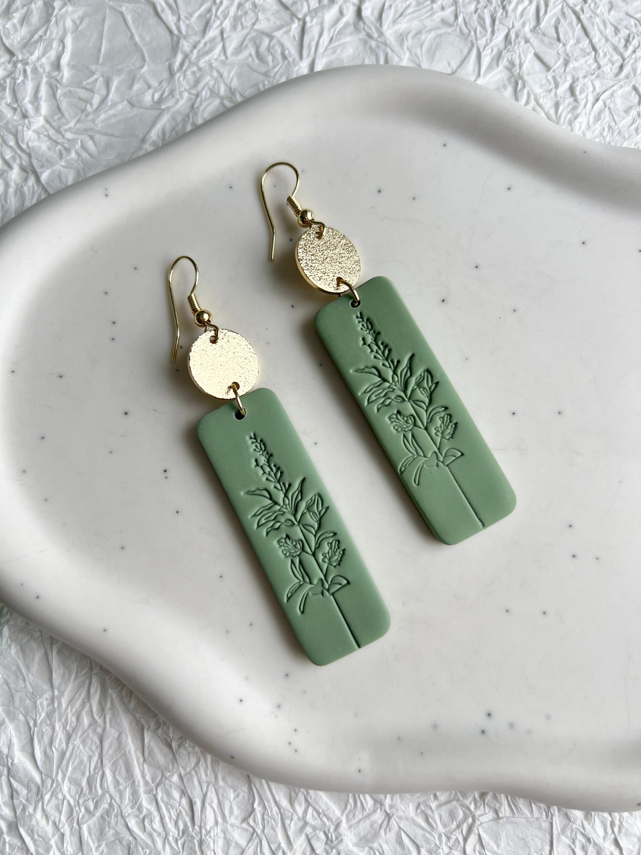 Ohrringe, Grün und Gold, florales Muster, Prägung, Hängeohrringe handgefertigt, Schmuck Frauen,-Ohrringe-Schmuckblüte