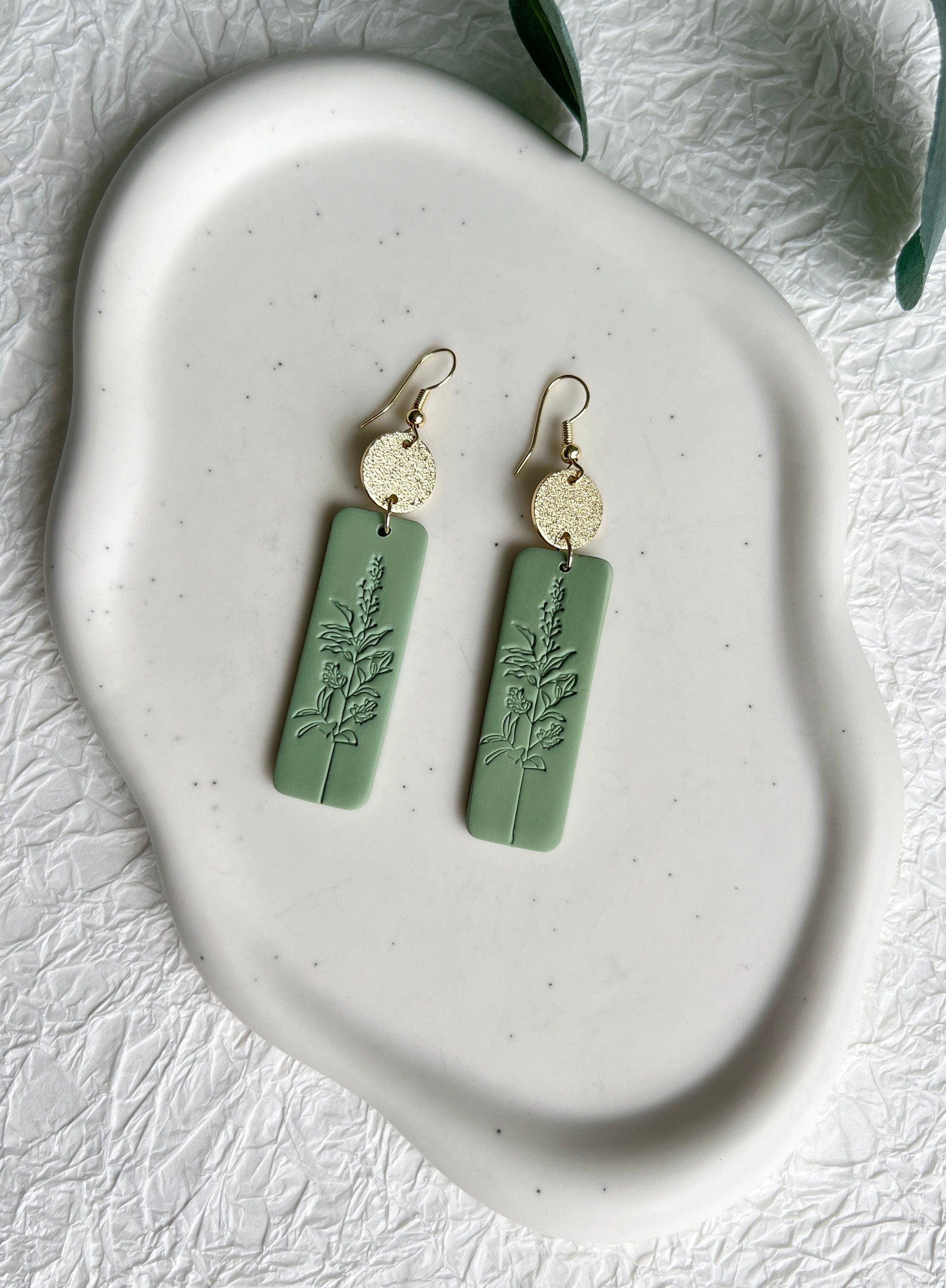 Ohrringe, Grün und Gold, florales Muster, Prägung, Hängeohrringe handgefertigt, Schmuck Frauen,-Ohrringe-Schmuckblüte