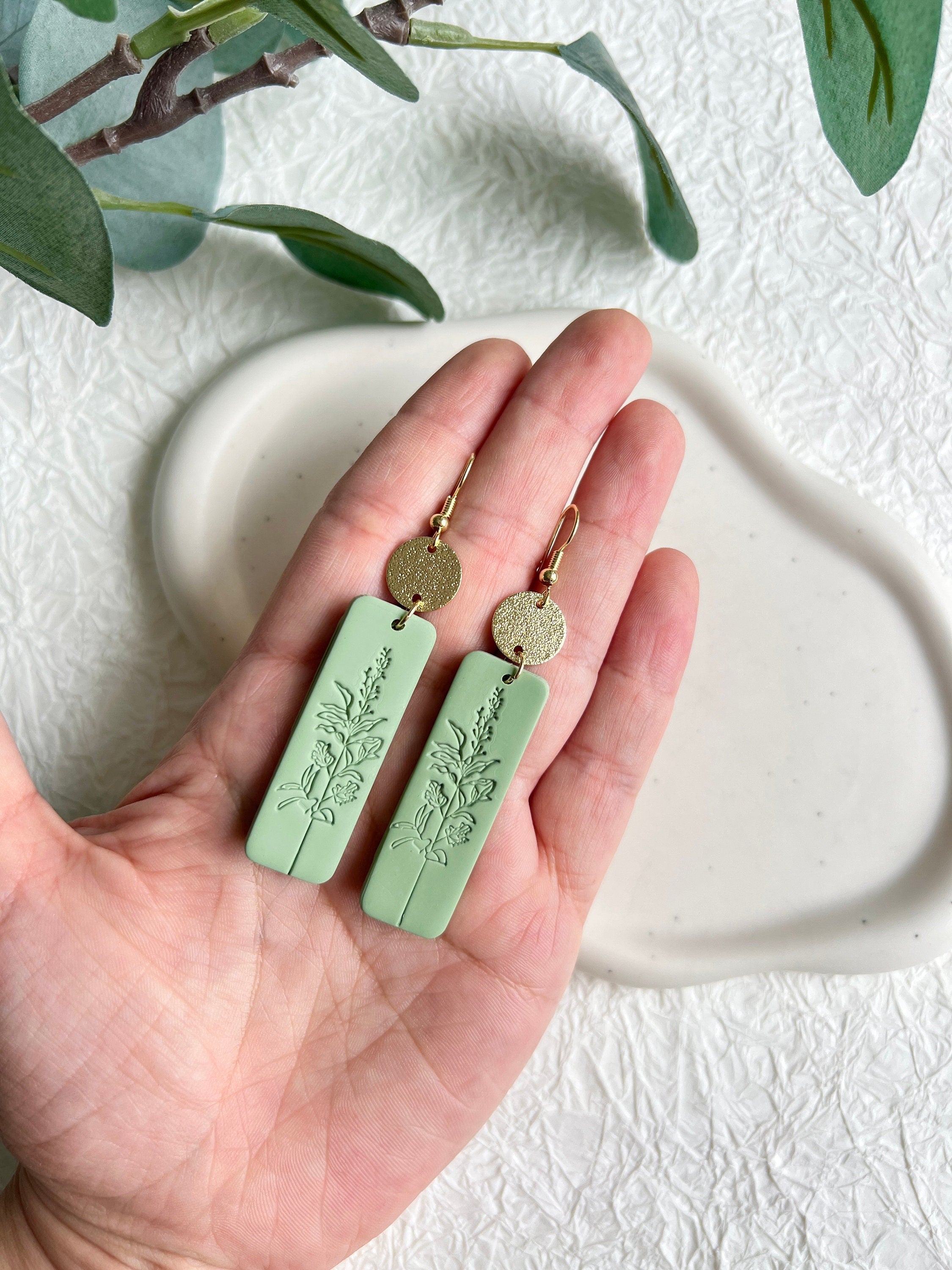 Ohrringe, Grün und Gold, florales Muster, Prägung, Hängeohrringe handgefertigt, Schmuck Frauen,-Ohrringe-Schmuckblüte