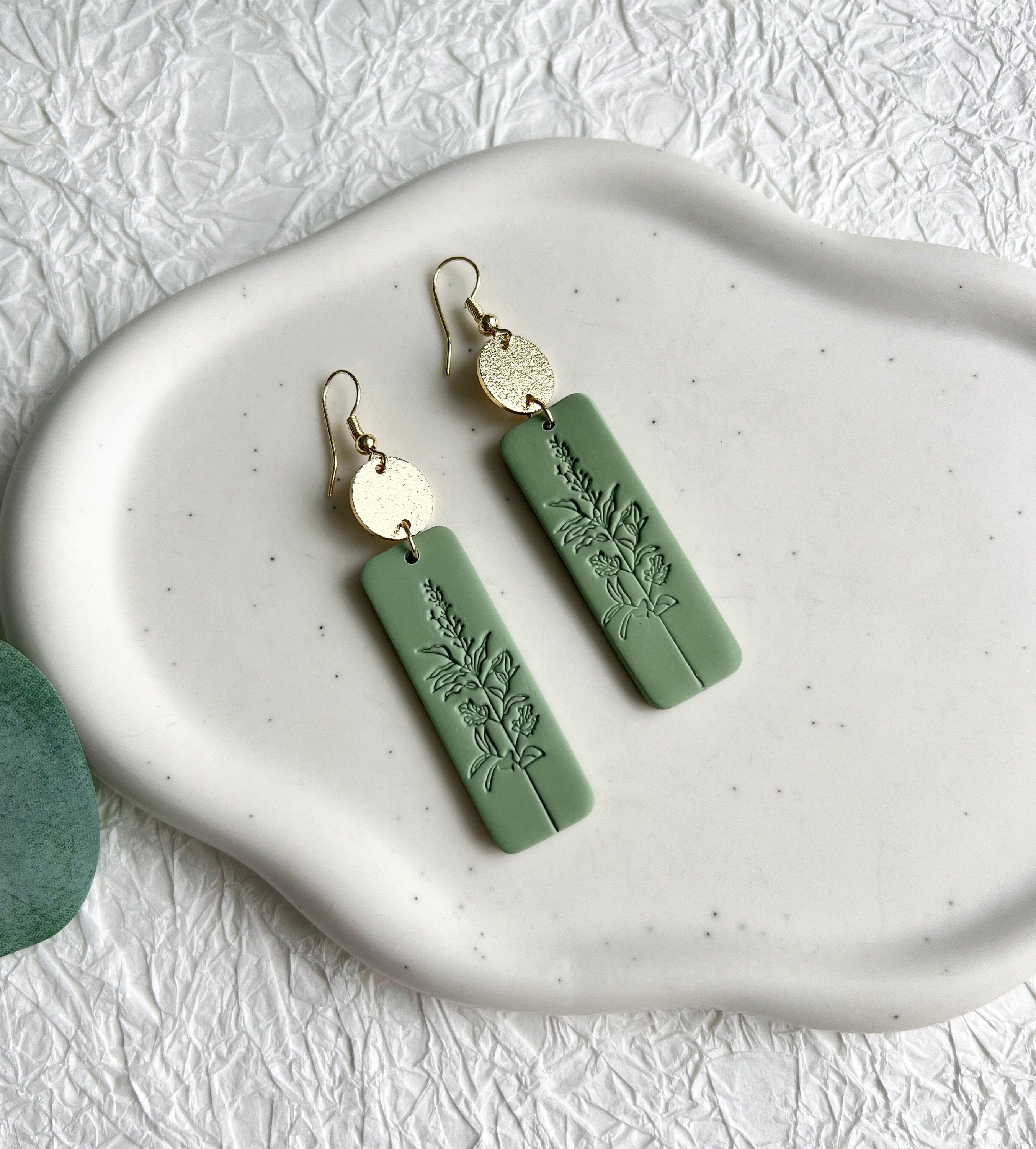 Ohrringe, Grün und Gold, florales Muster, Prägung, Hängeohrringe handgefertigt, Schmuck Frauen,-Ohrringe-Schmuckblüte