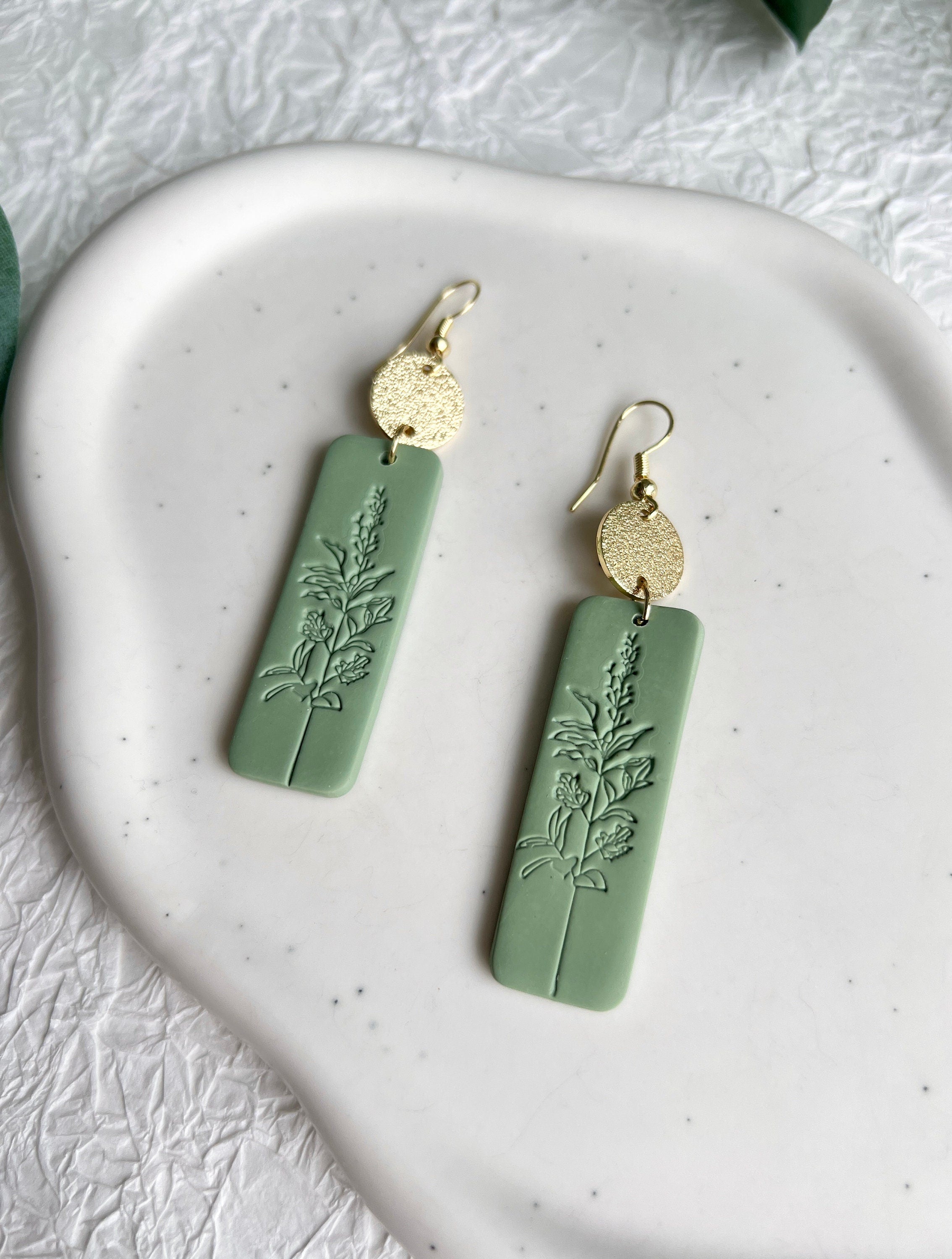 Ohrringe, Grün und Gold, florales Muster, Prägung, Hängeohrringe handgefertigt, Schmuck Frauen,-Ohrringe-Schmuckblüte