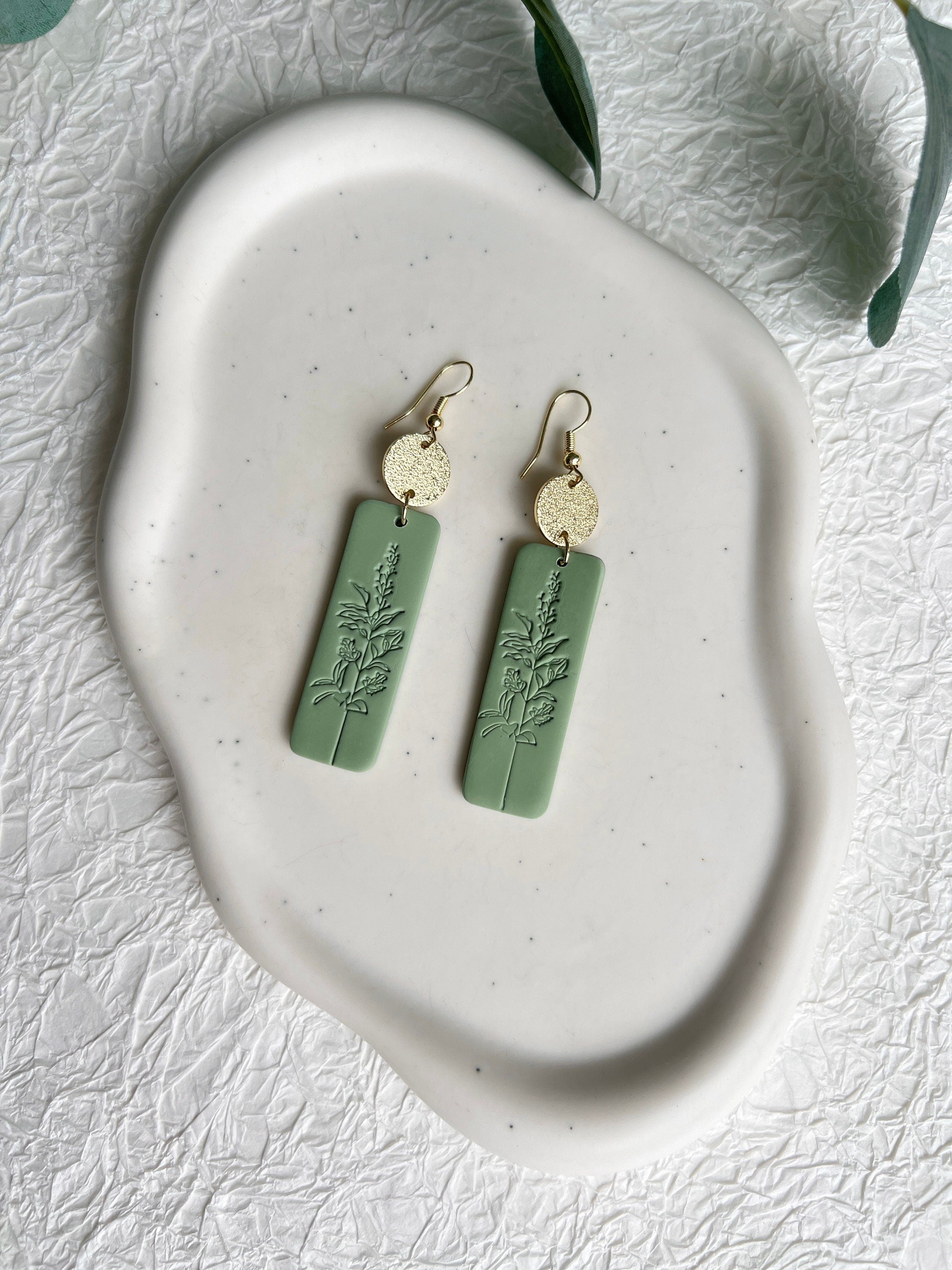 Ohrringe, Grün und Gold, florales Muster, Prägung, Hängeohrringe handgefertigt, Schmuck Frauen,-Ohrringe-Schmuckblüte