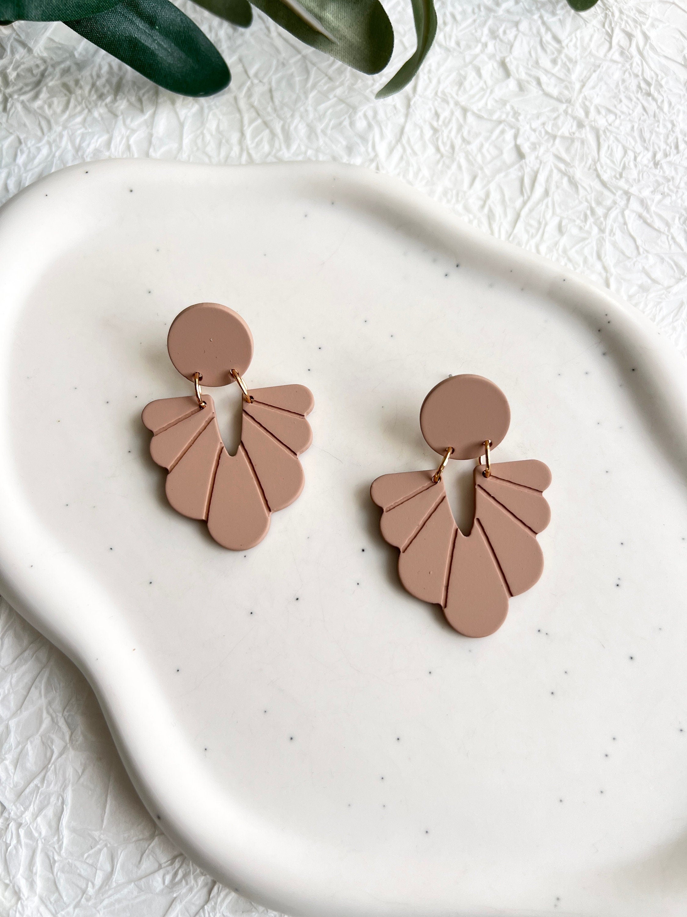 Ohrringe, beige Braun, roségoldene Details, geometrische Formen, große Hängeohrringe, moderner-Brauthaarschmuck-Schmuckblüte