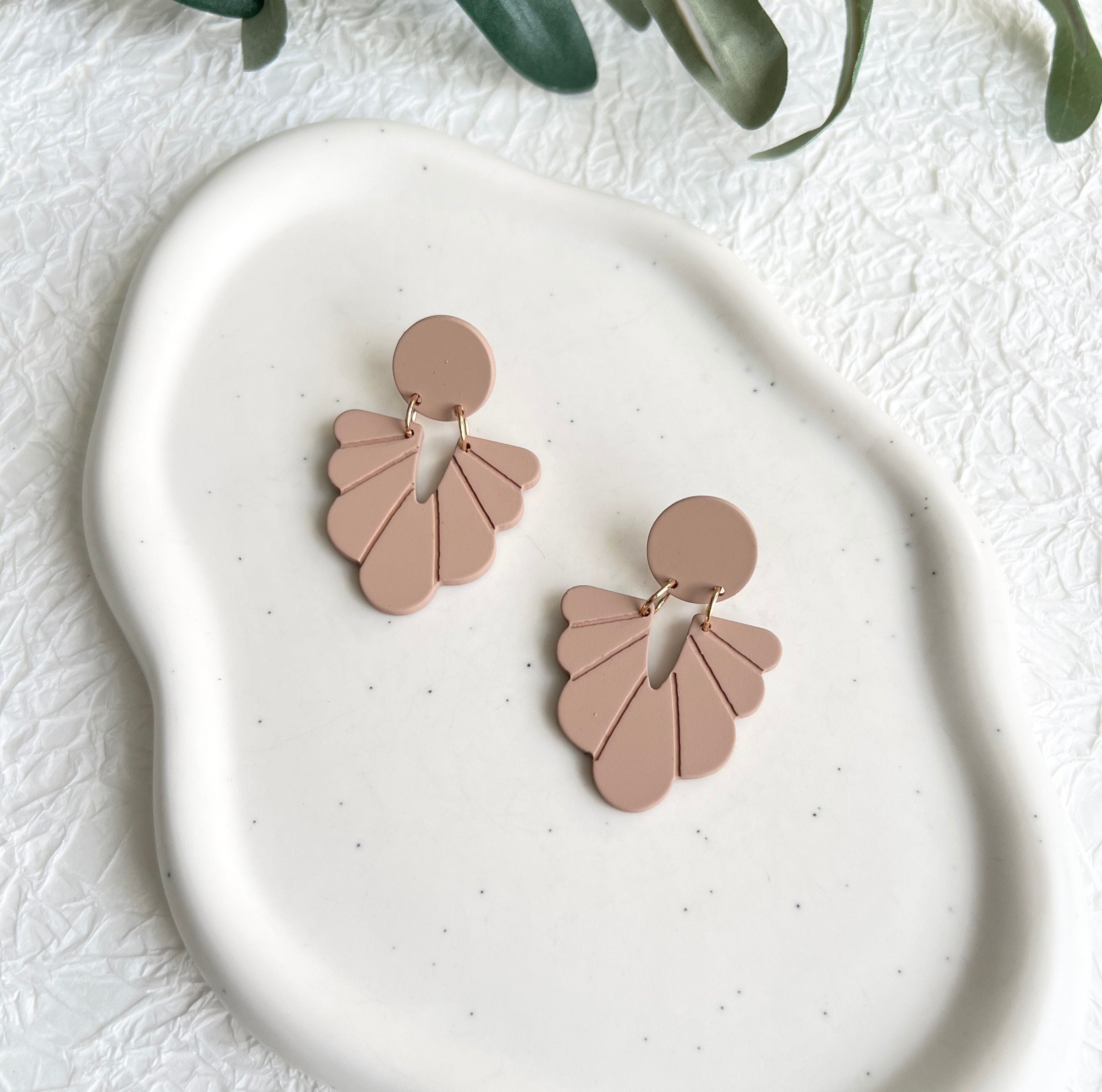Ohrringe, beige Braun, roségoldene Details, geometrische Formen, große Hängeohrringe, moderner-Brauthaarschmuck-Schmuckblüte