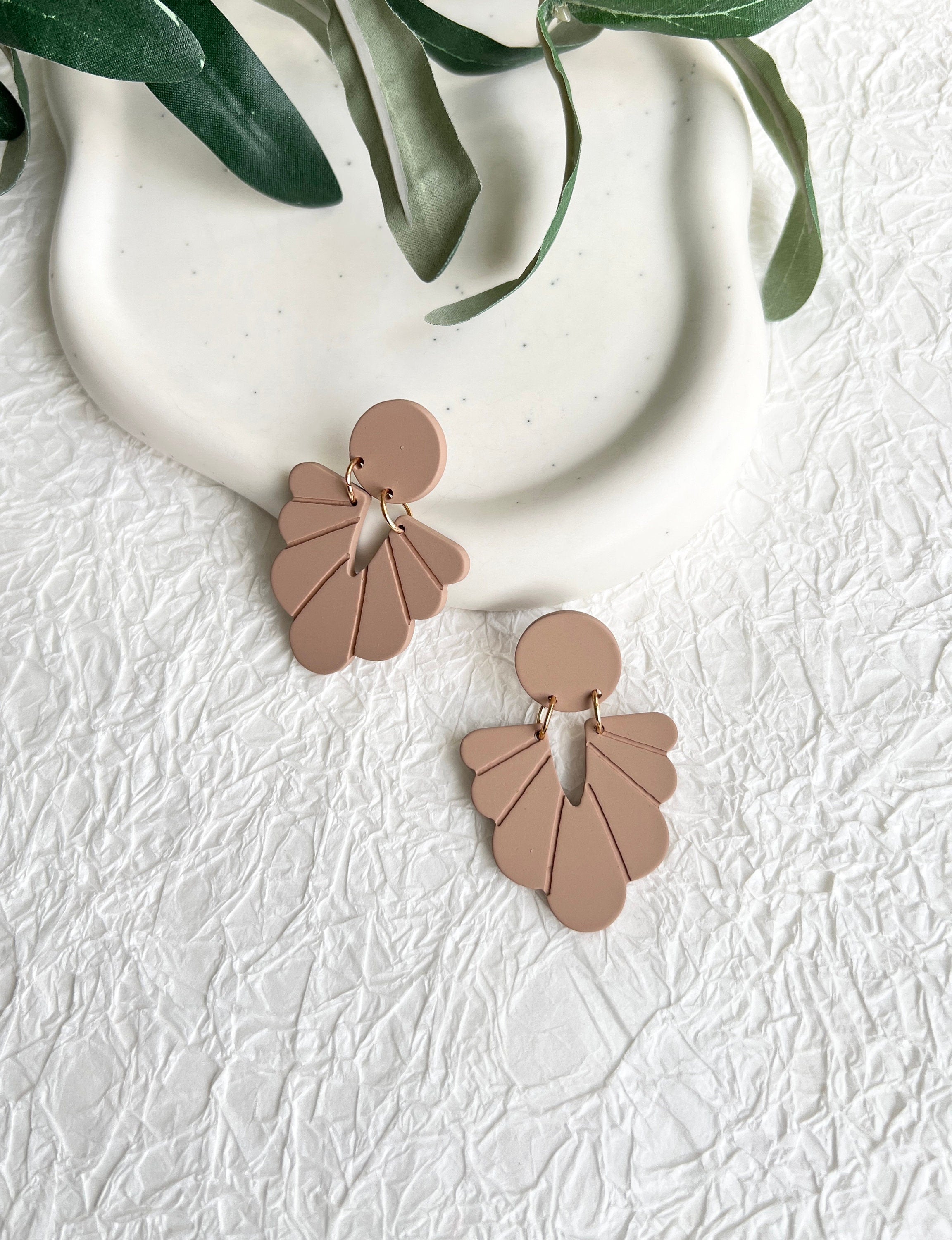 Ohrringe, beige Braun, roségoldene Details, geometrische Formen, große Hängeohrringe, moderner-Brauthaarschmuck-Schmuckblüte