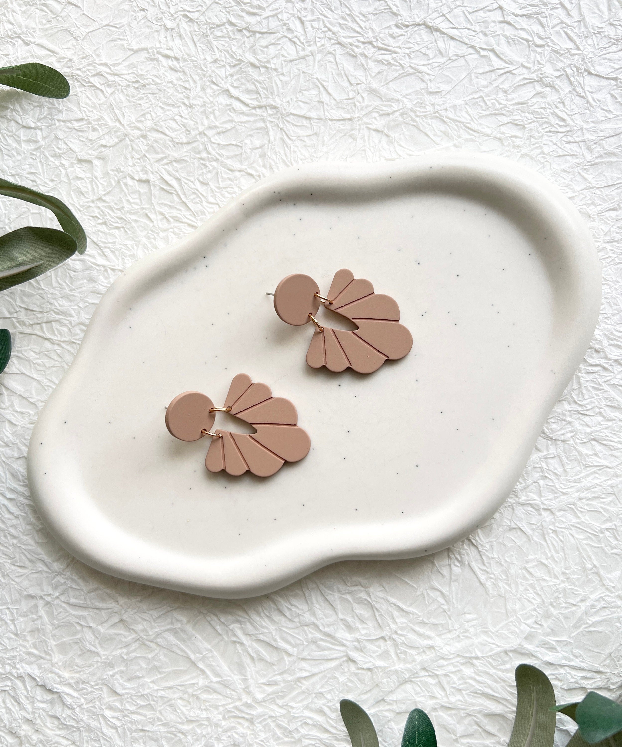 Ohrringe, beige Braun, roségoldene Details, geometrische Formen, große Hängeohrringe, moderner-Brauthaarschmuck-Schmuckblüte