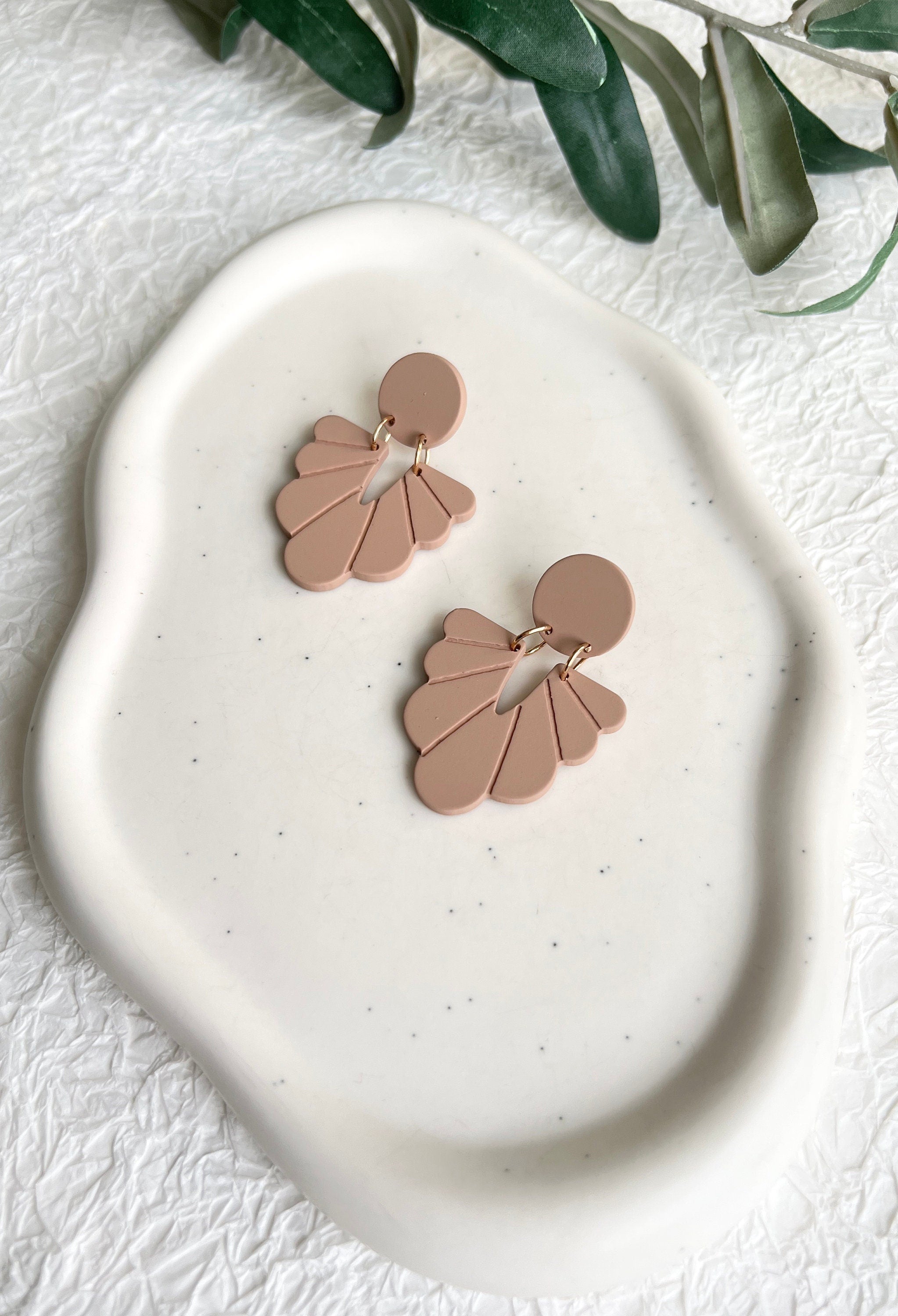 Ohrringe, beige Braun, roségoldene Details, geometrische Formen, große Hängeohrringe, moderner-Brauthaarschmuck-Schmuckblüte