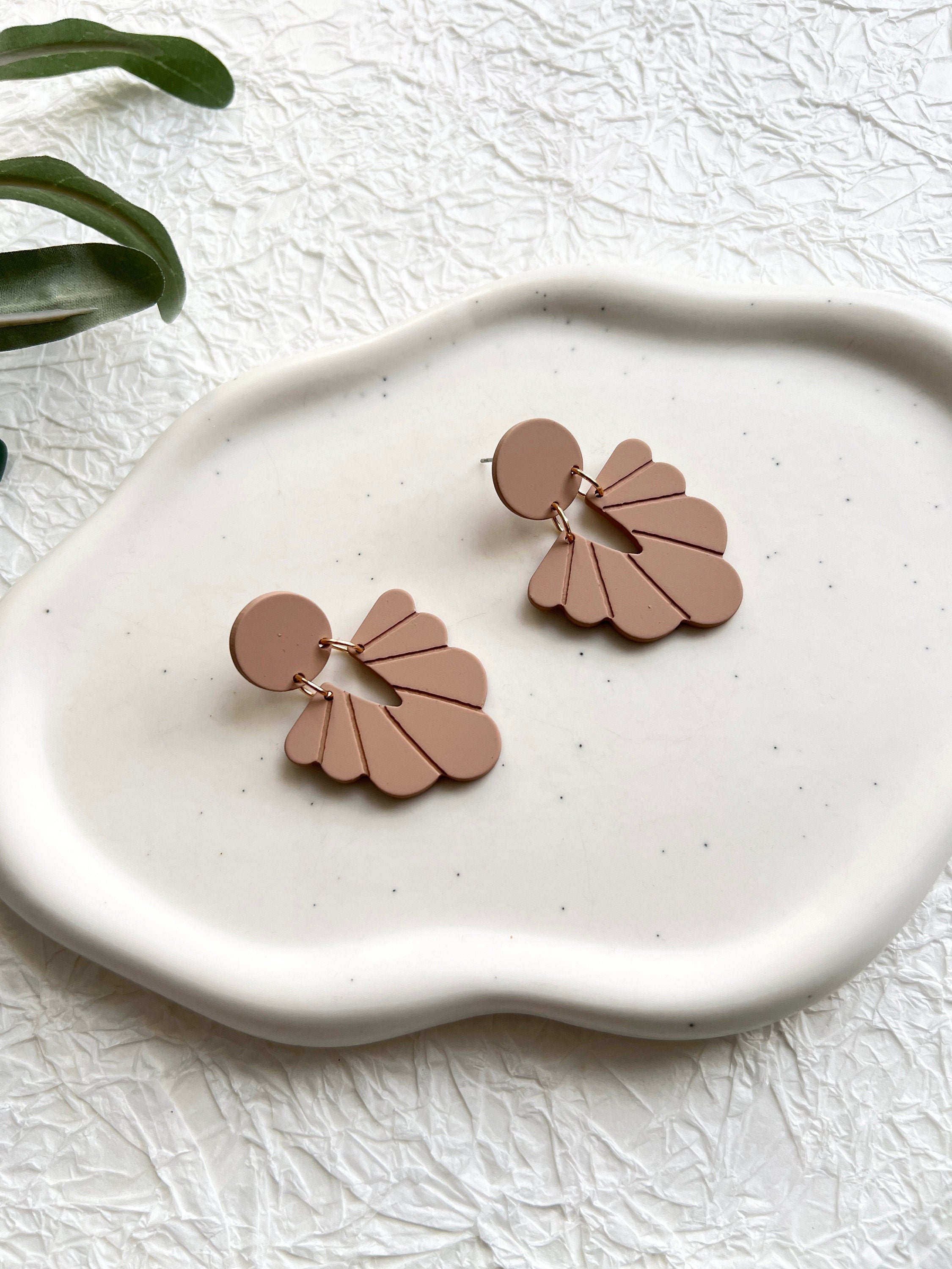 Ohrringe, beige Braun, roségoldene Details, geometrische Formen, große Hängeohrringe, moderner-Brauthaarschmuck-Schmuckblüte