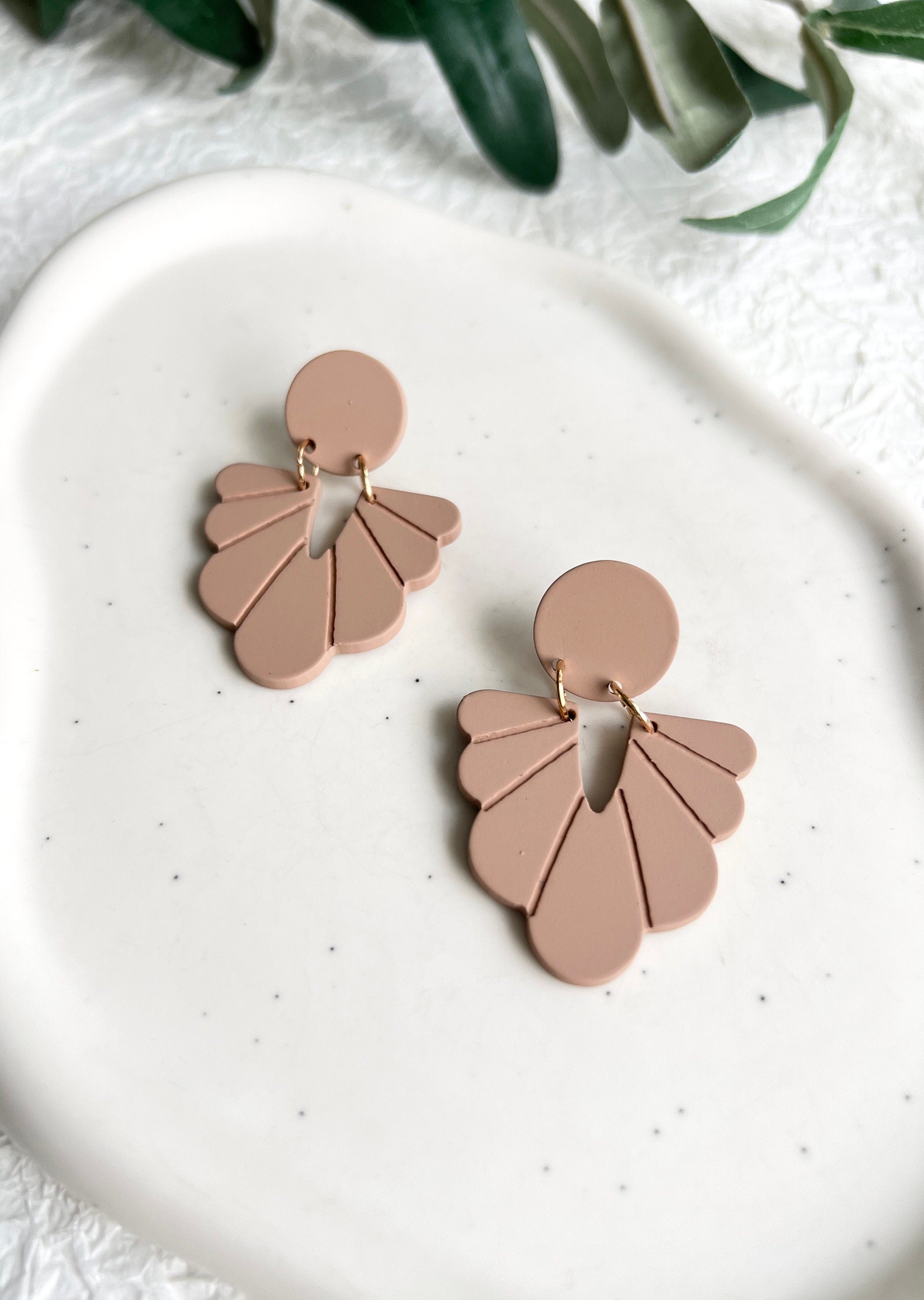 Ohrringe, beige Braun, roségoldene Details, geometrische Formen, große Hängeohrringe, moderner-Brauthaarschmuck-Schmuckblüte