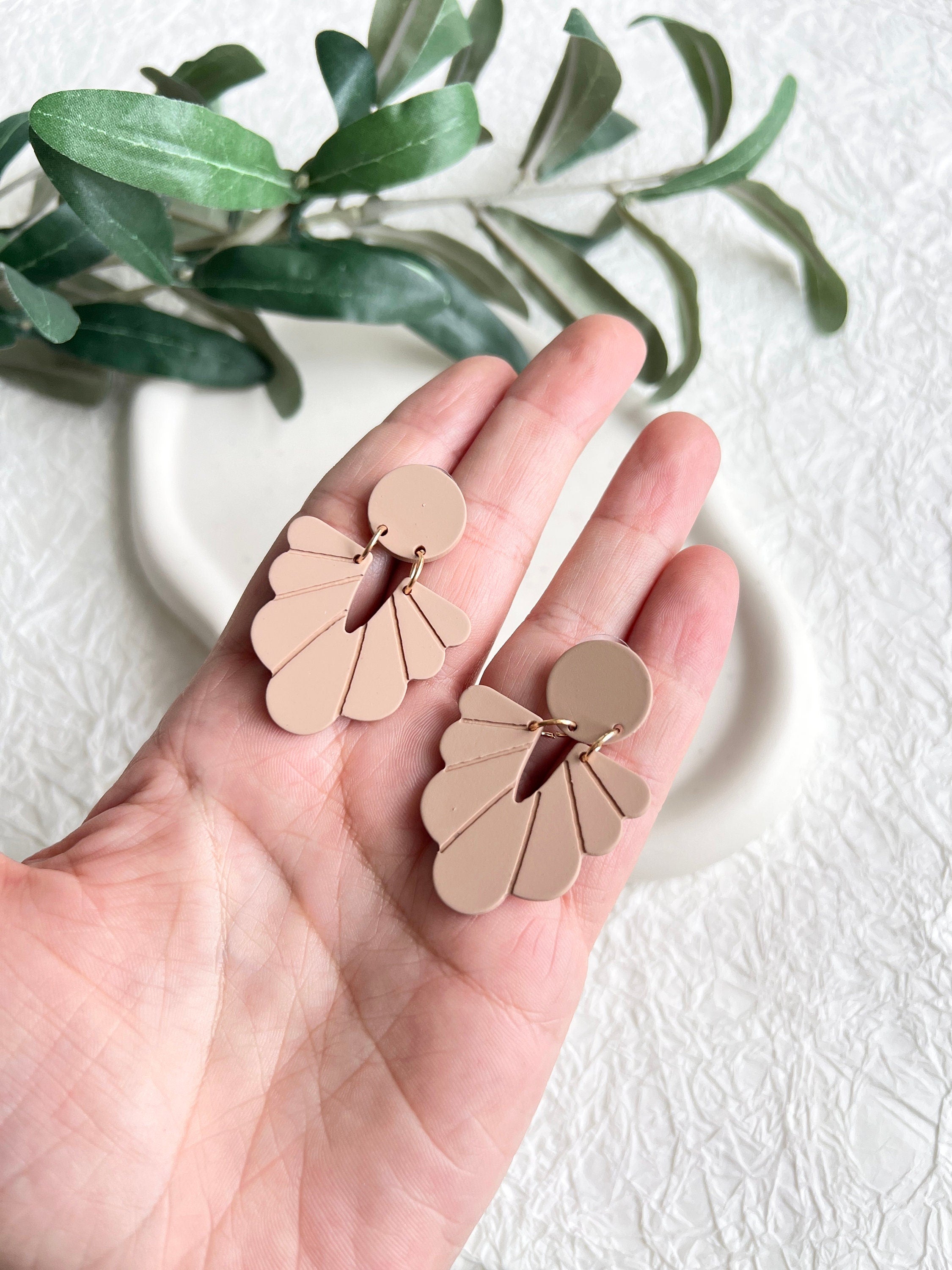Ohrringe, beige Braun, roségoldene Details, geometrische Formen, große Hängeohrringe, moderner-Brauthaarschmuck-Schmuckblüte