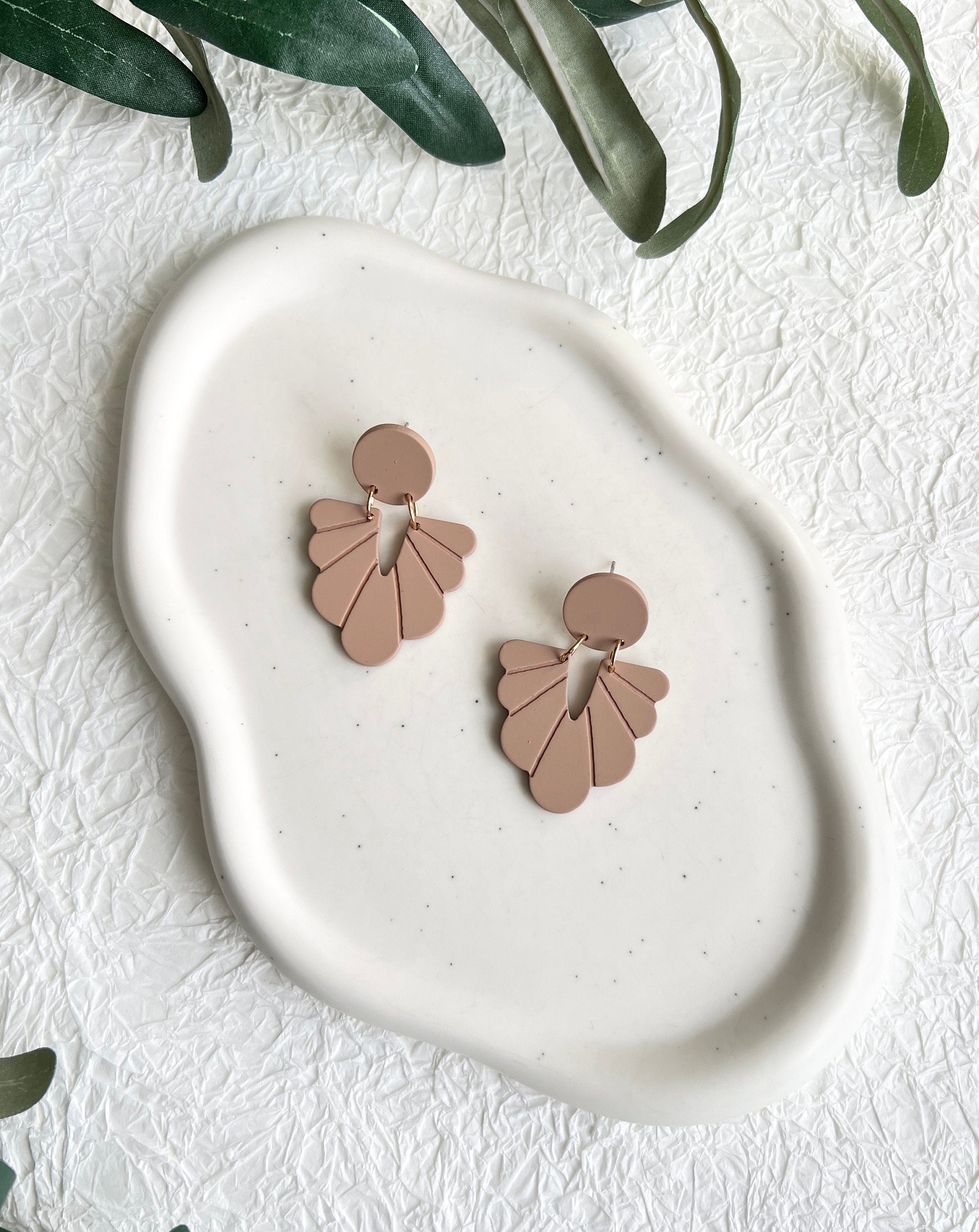 Ohrringe, beige Braun, roségoldene Details, geometrische Formen, große Hängeohrringe, moderner-Brauthaarschmuck-Schmuckblüte